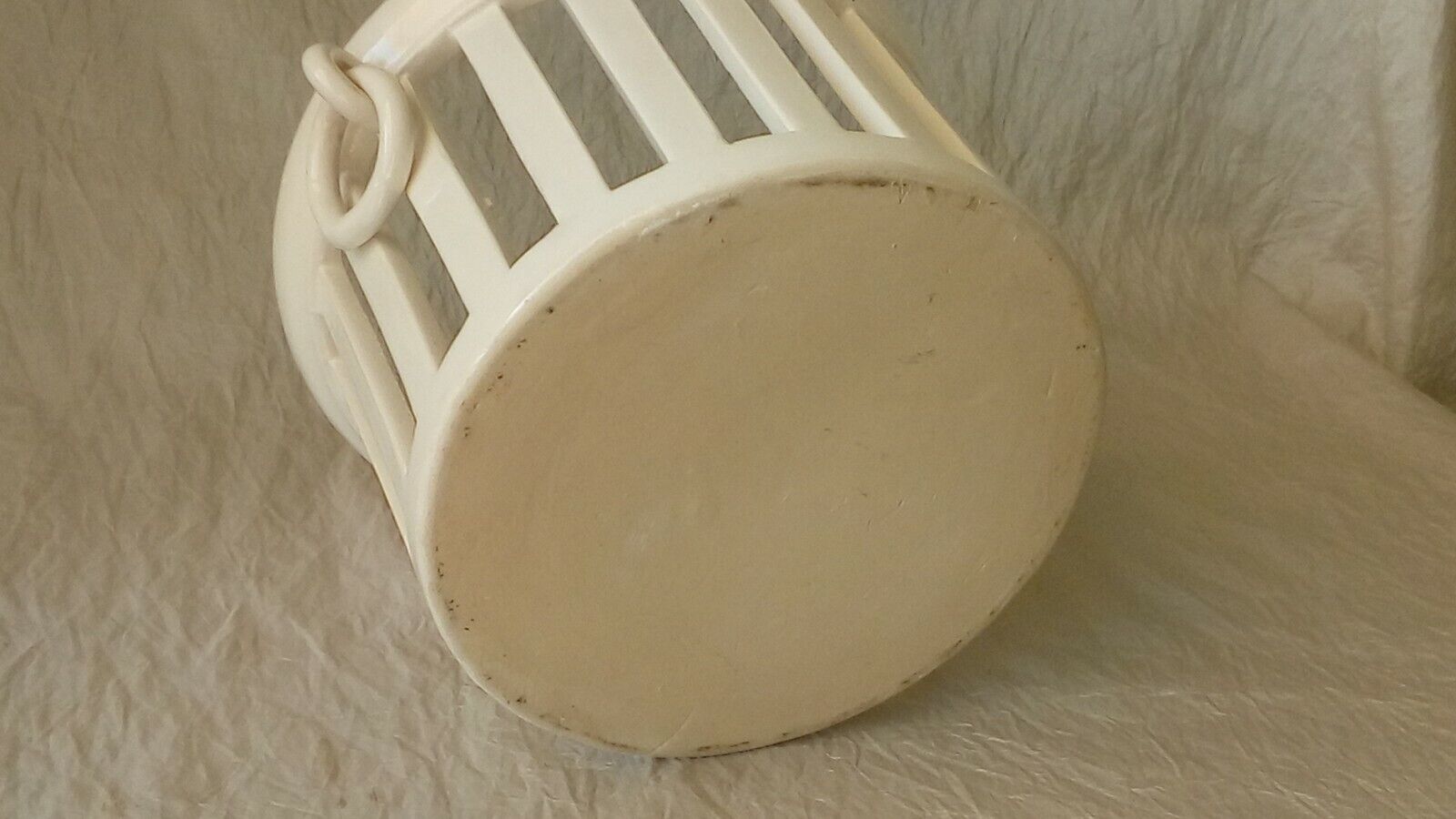 Openwork model faience pot cover