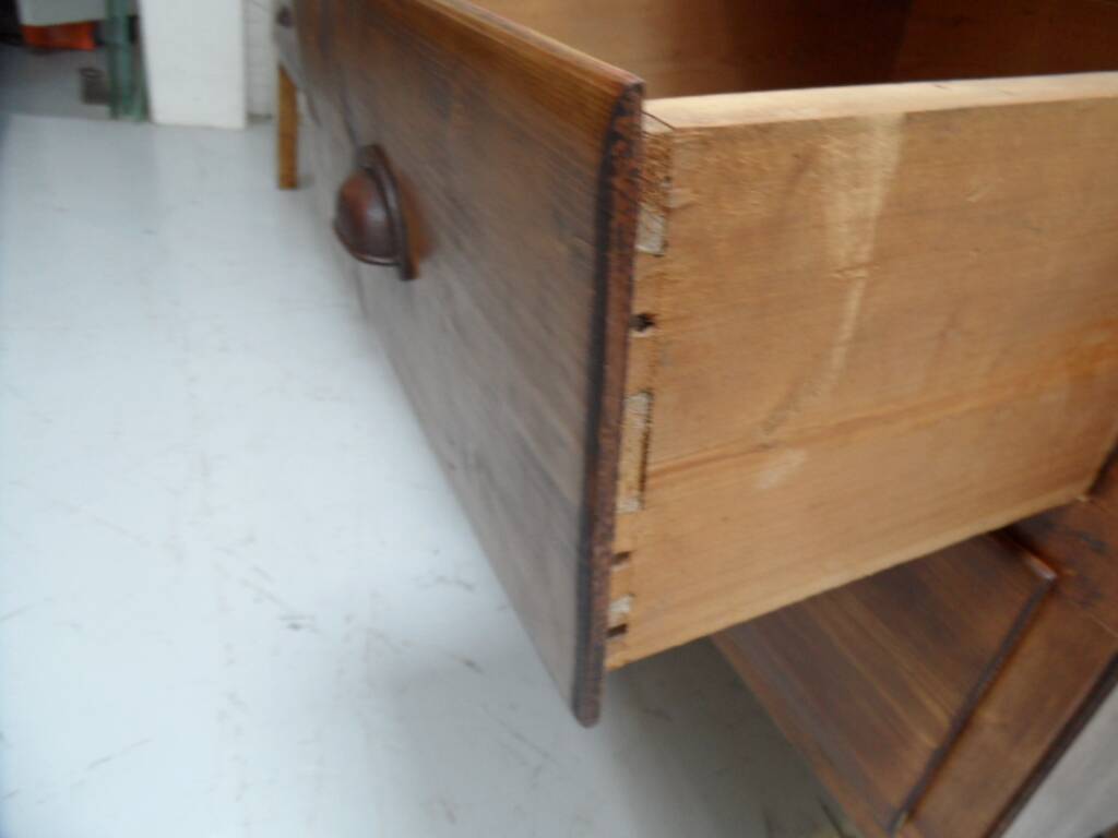 Vitrine vintage avec tiroirs