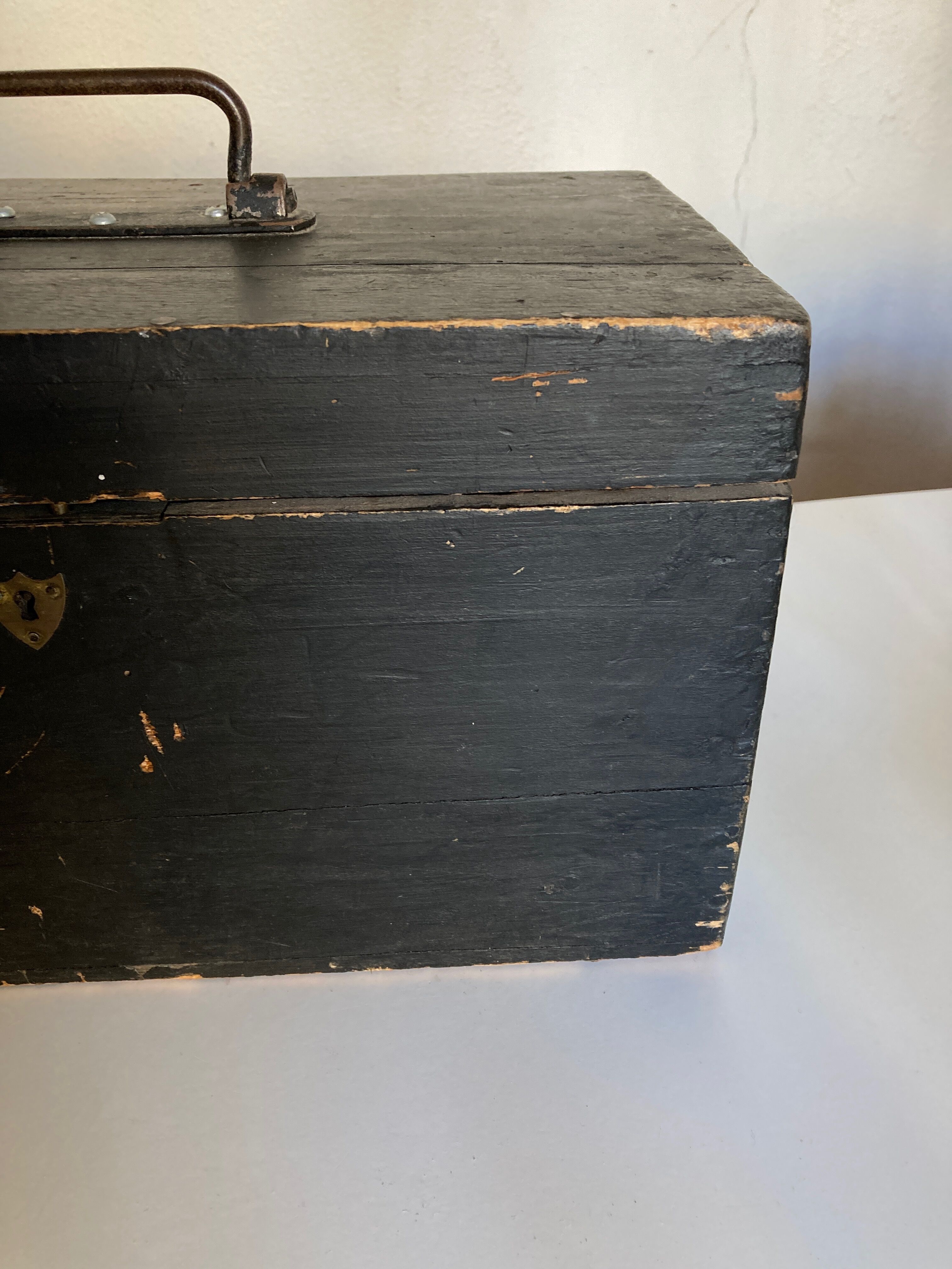 Coffre 19e en bois noirci