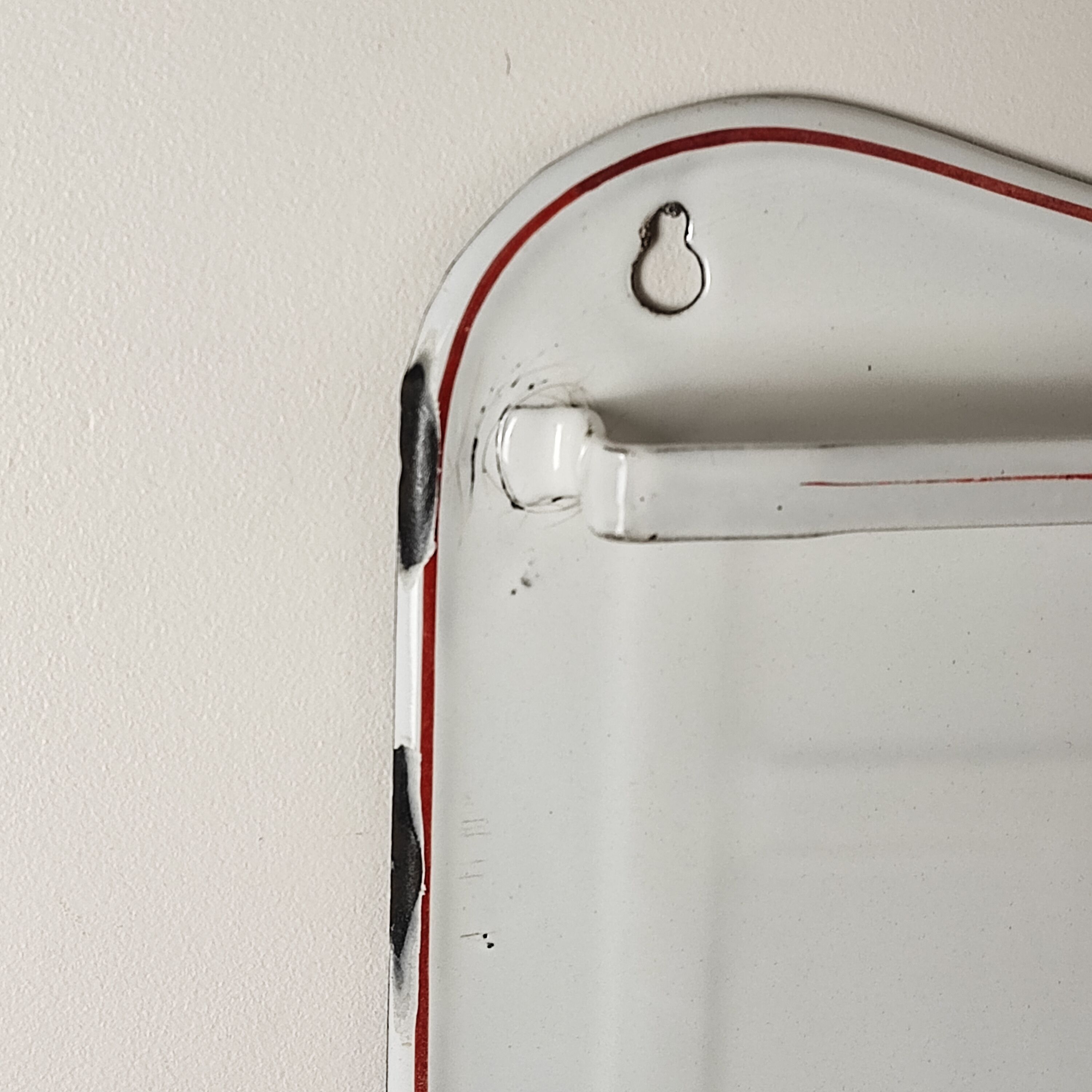 Enamelled sheet metal utensil holder
