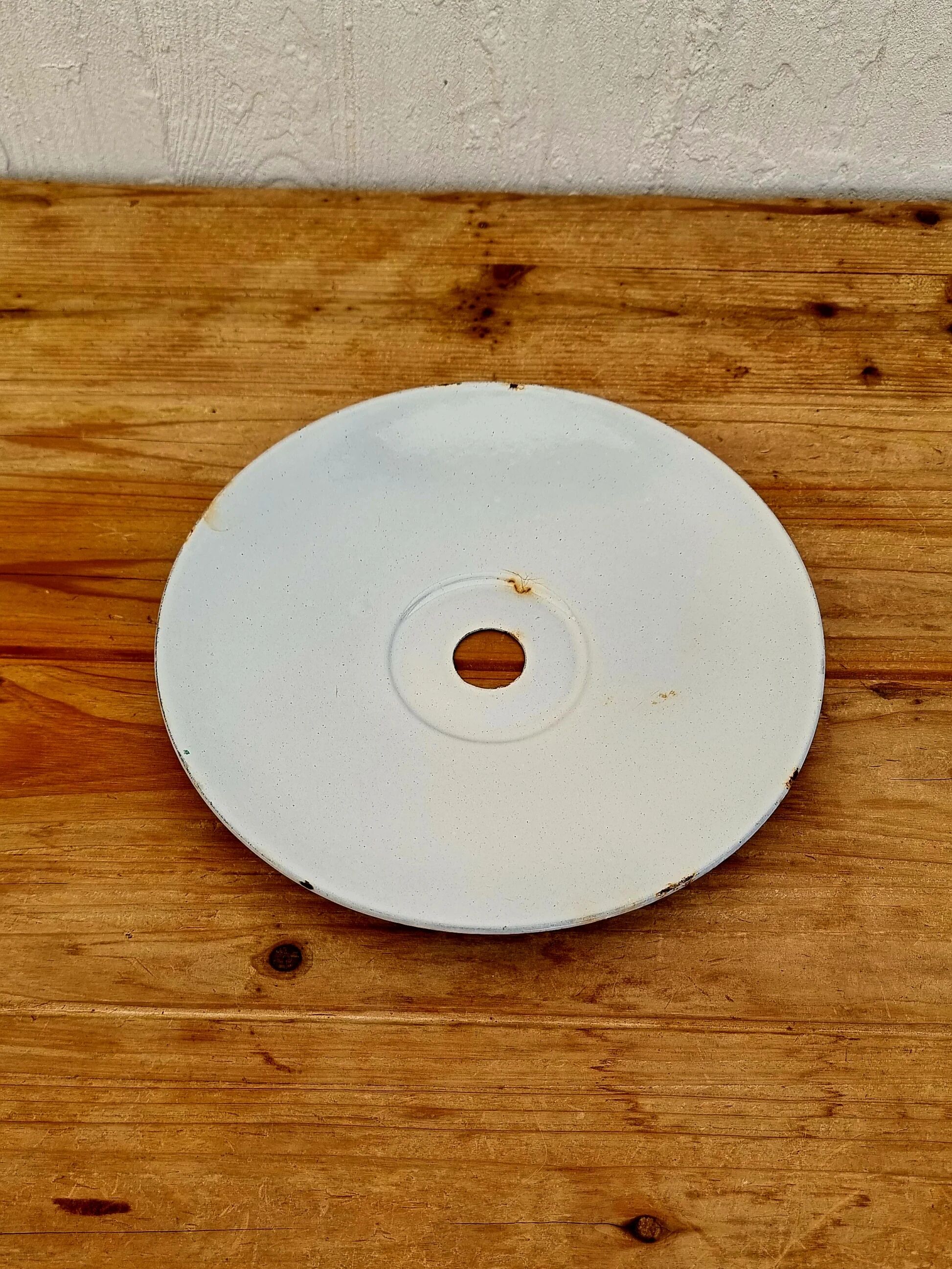 Suspension in enamelled sheet metal
