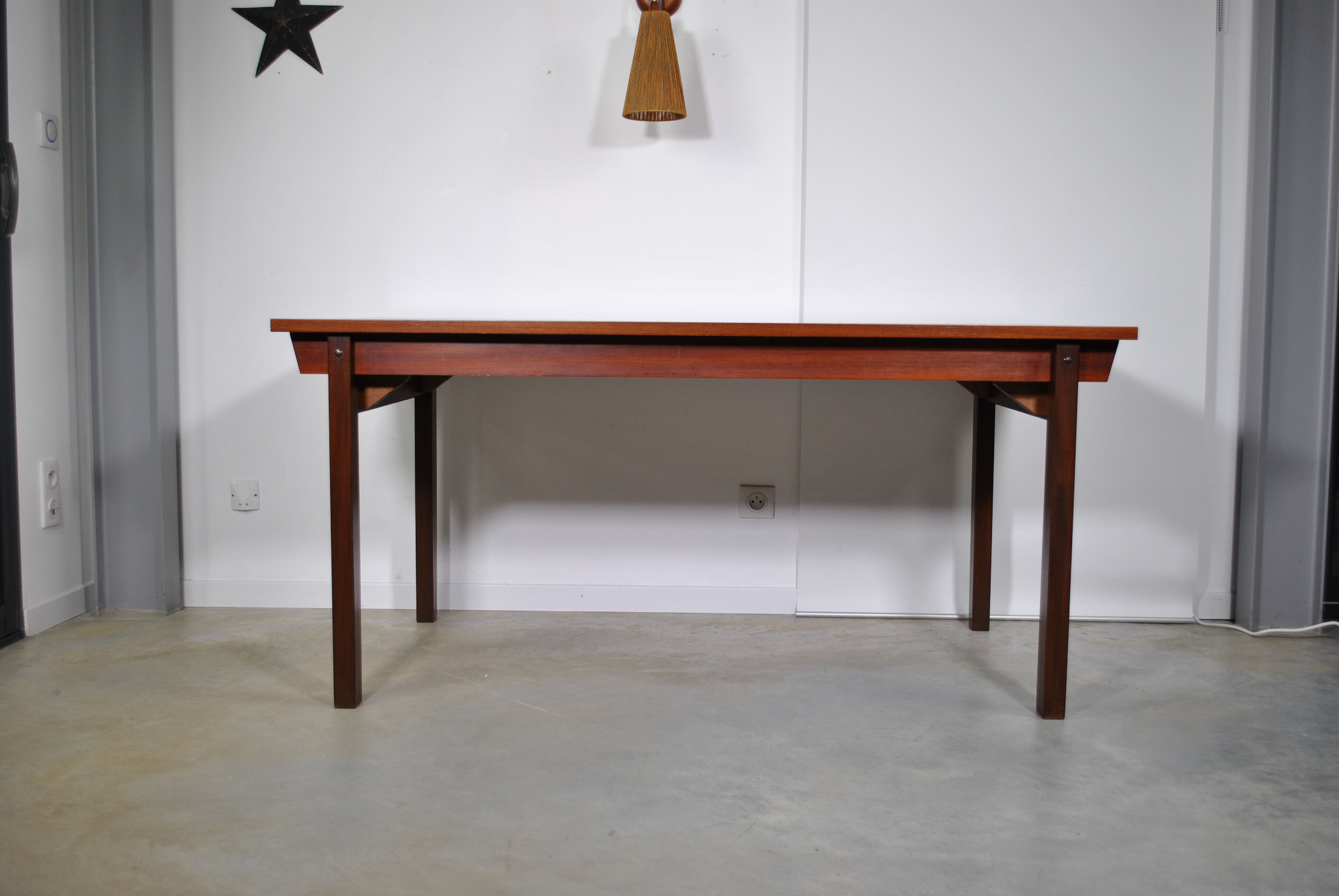 Extendable dining table in 1970 teak