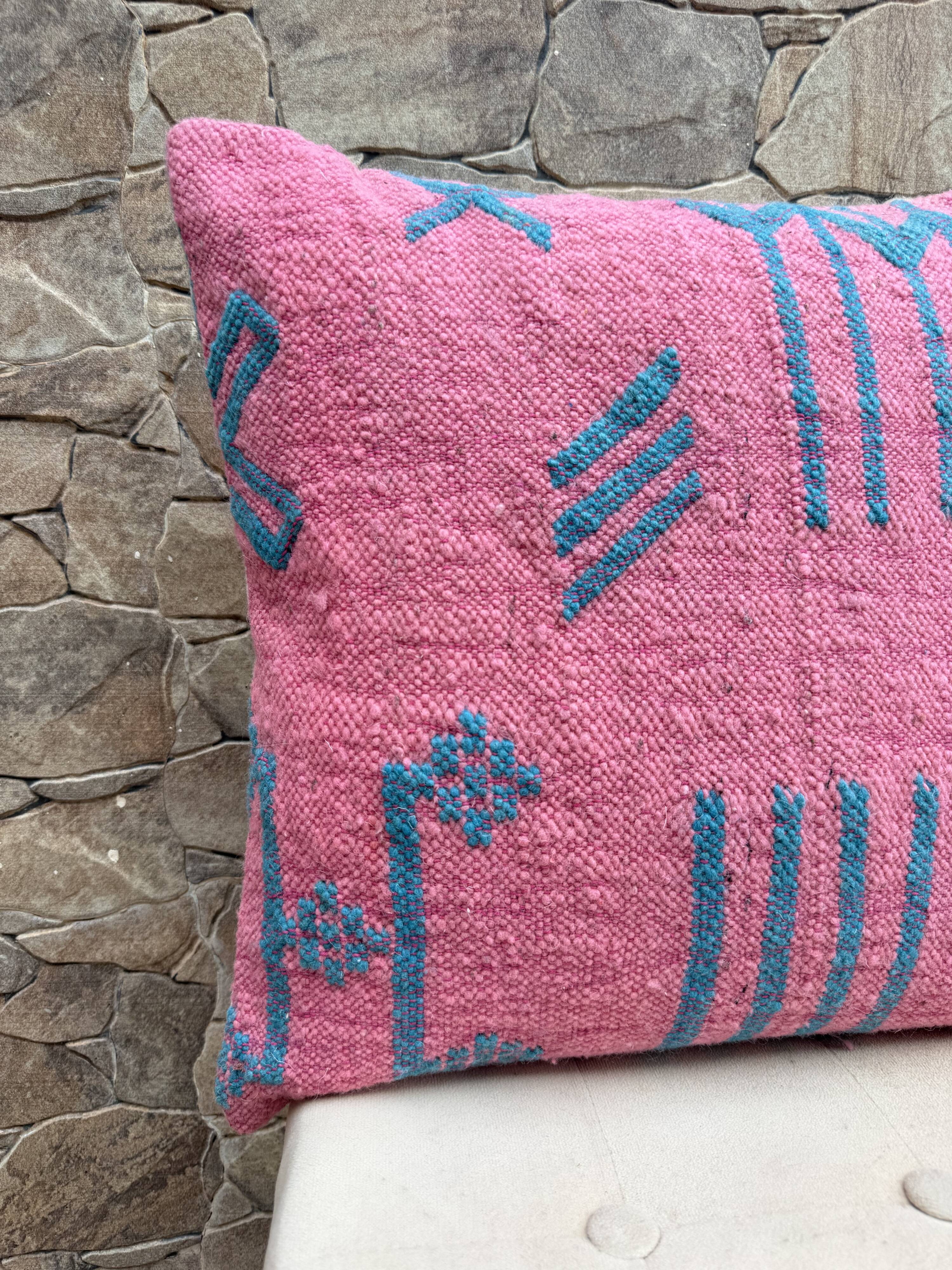 Coussin Kilim en laine berbère fait main : Coussin de sol marocain