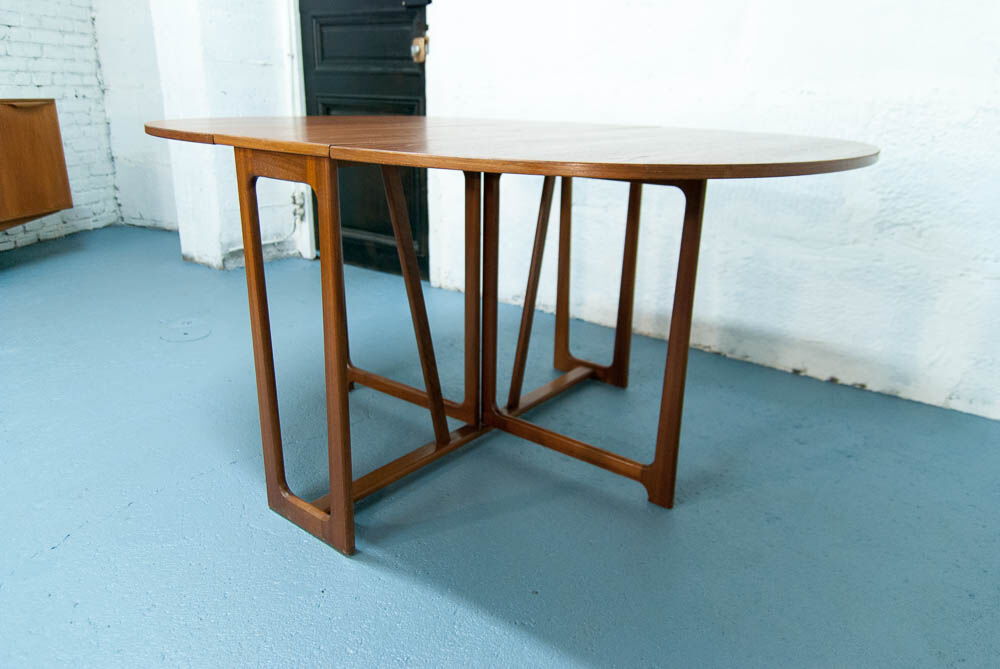 McIntosh round folding table