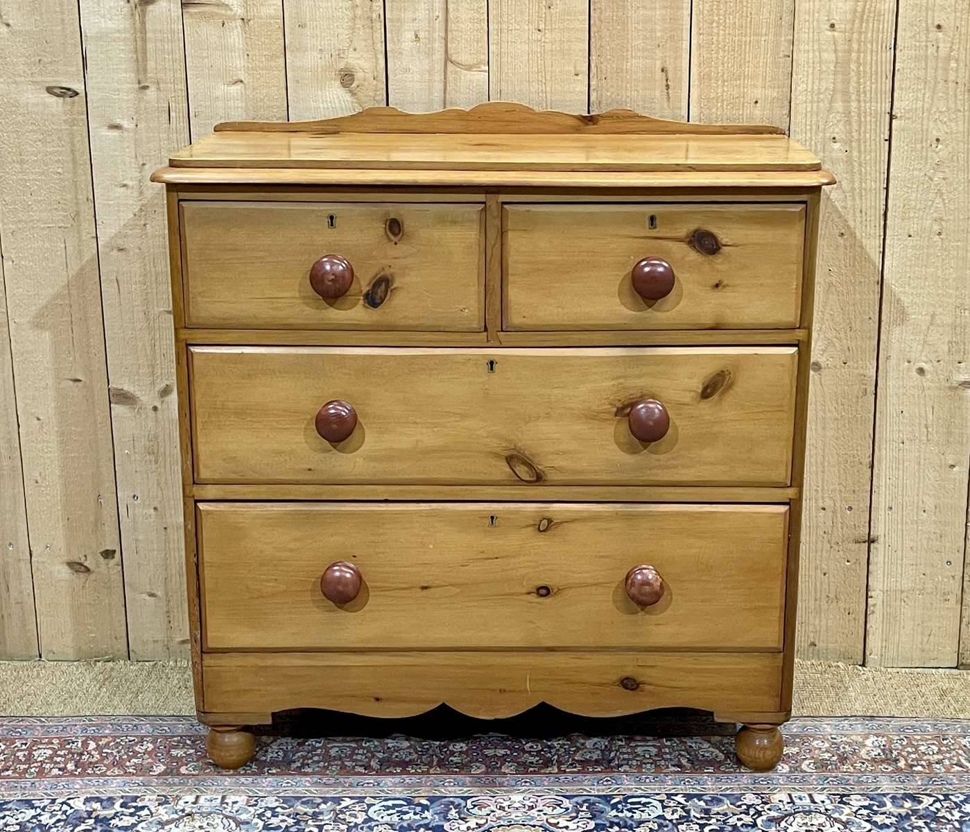 English chest of drawers in pine from the end of the 19th century, 4 drawers