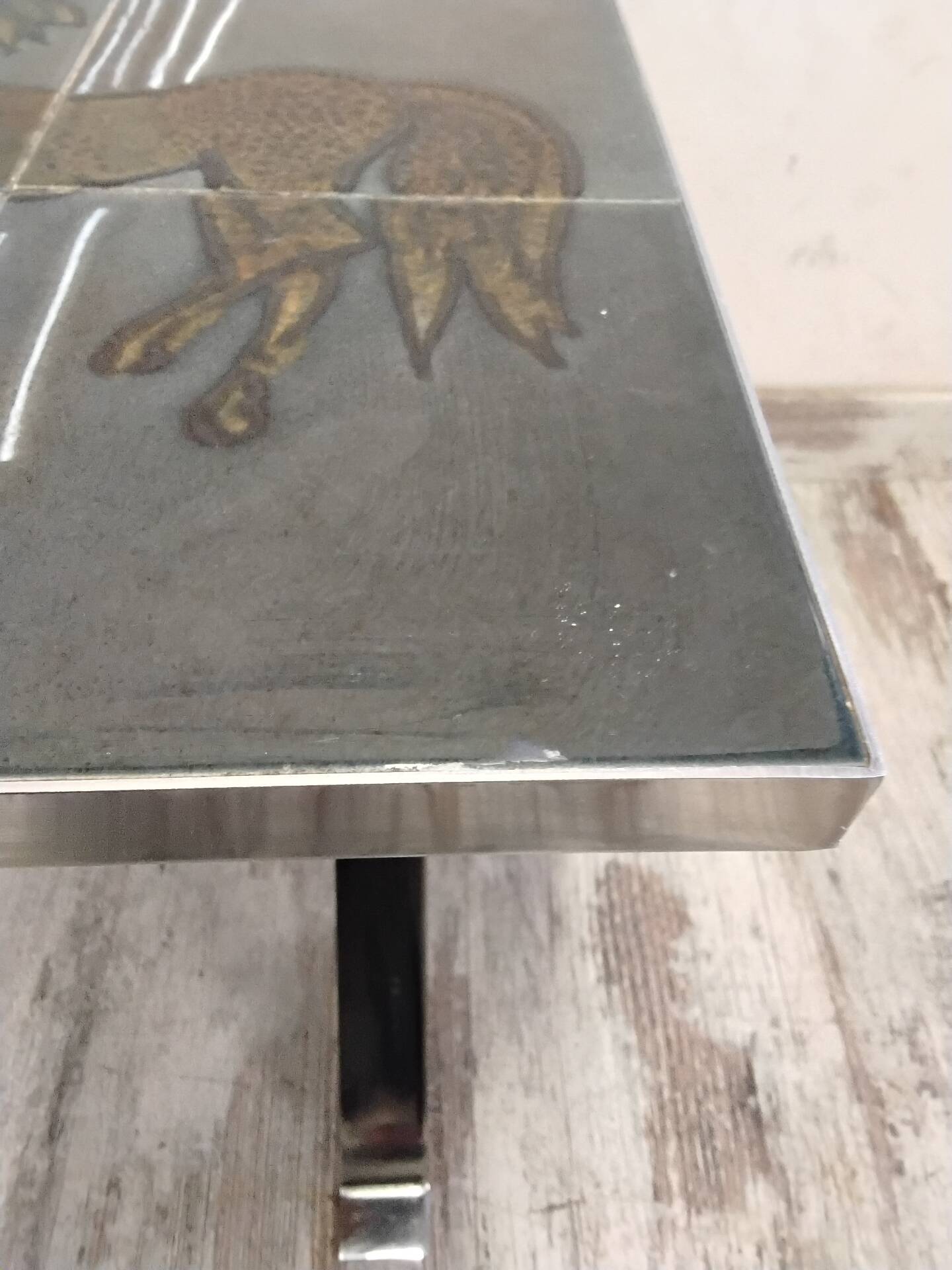 Table basse années 70 à décor de chevaux