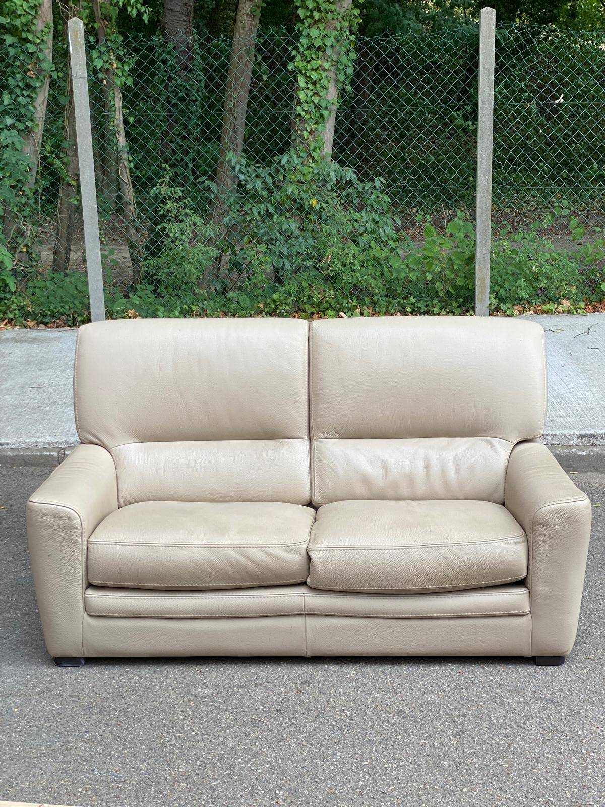 2/3-seater sofa in genuine beige leather by Roche Bobois. Very good condition, great comfort.