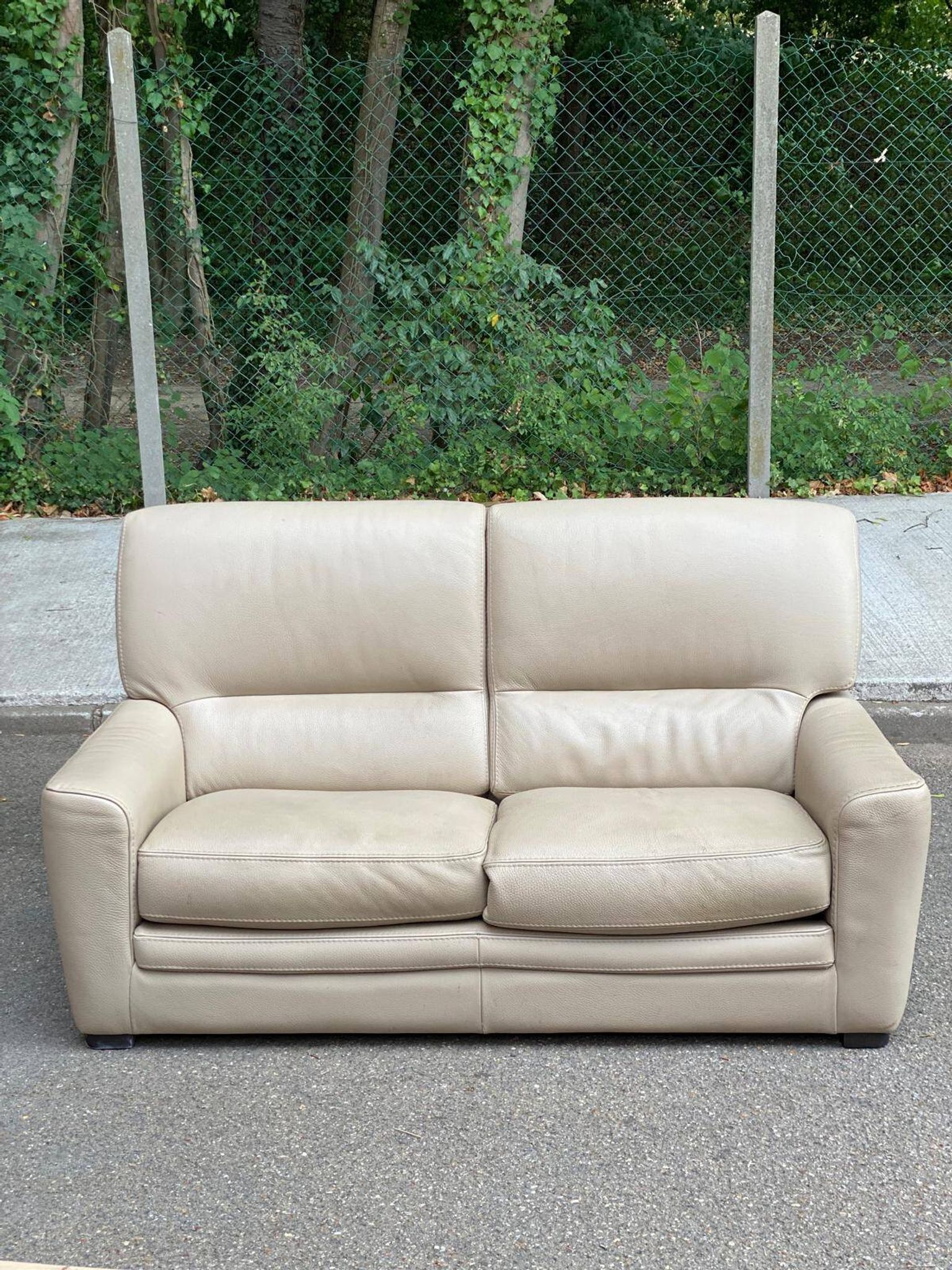 2/3-seater sofa in genuine beige leather by Roche Bobois. Very good condition, great comfort.