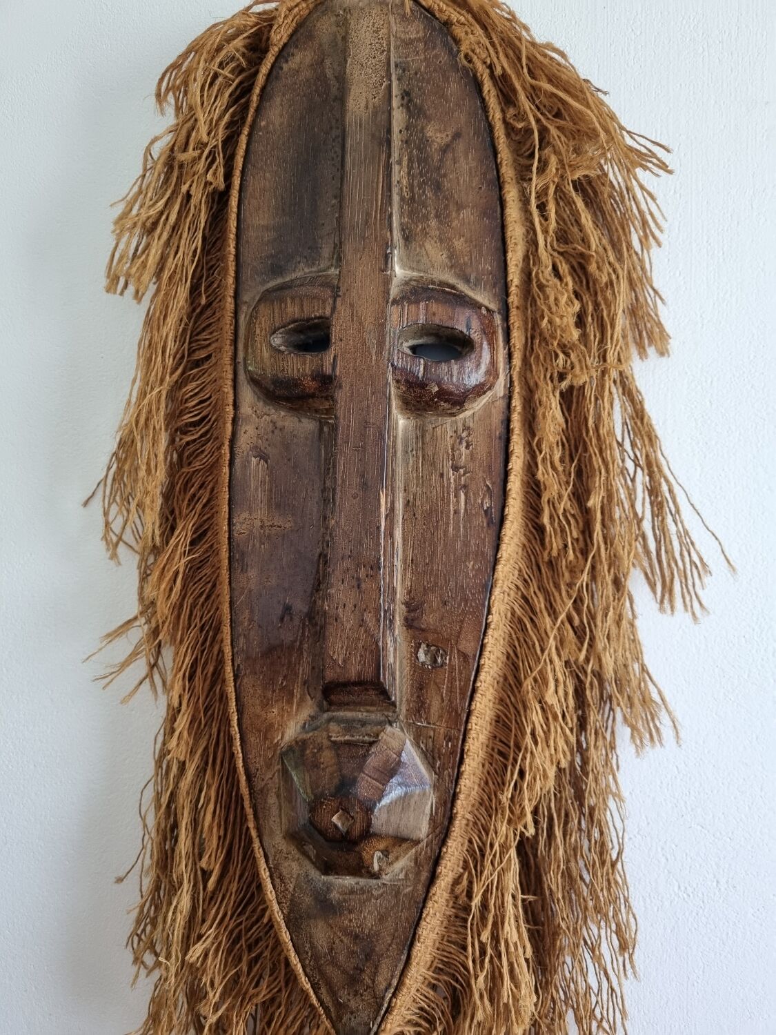 African mask in wood and rope Good condition