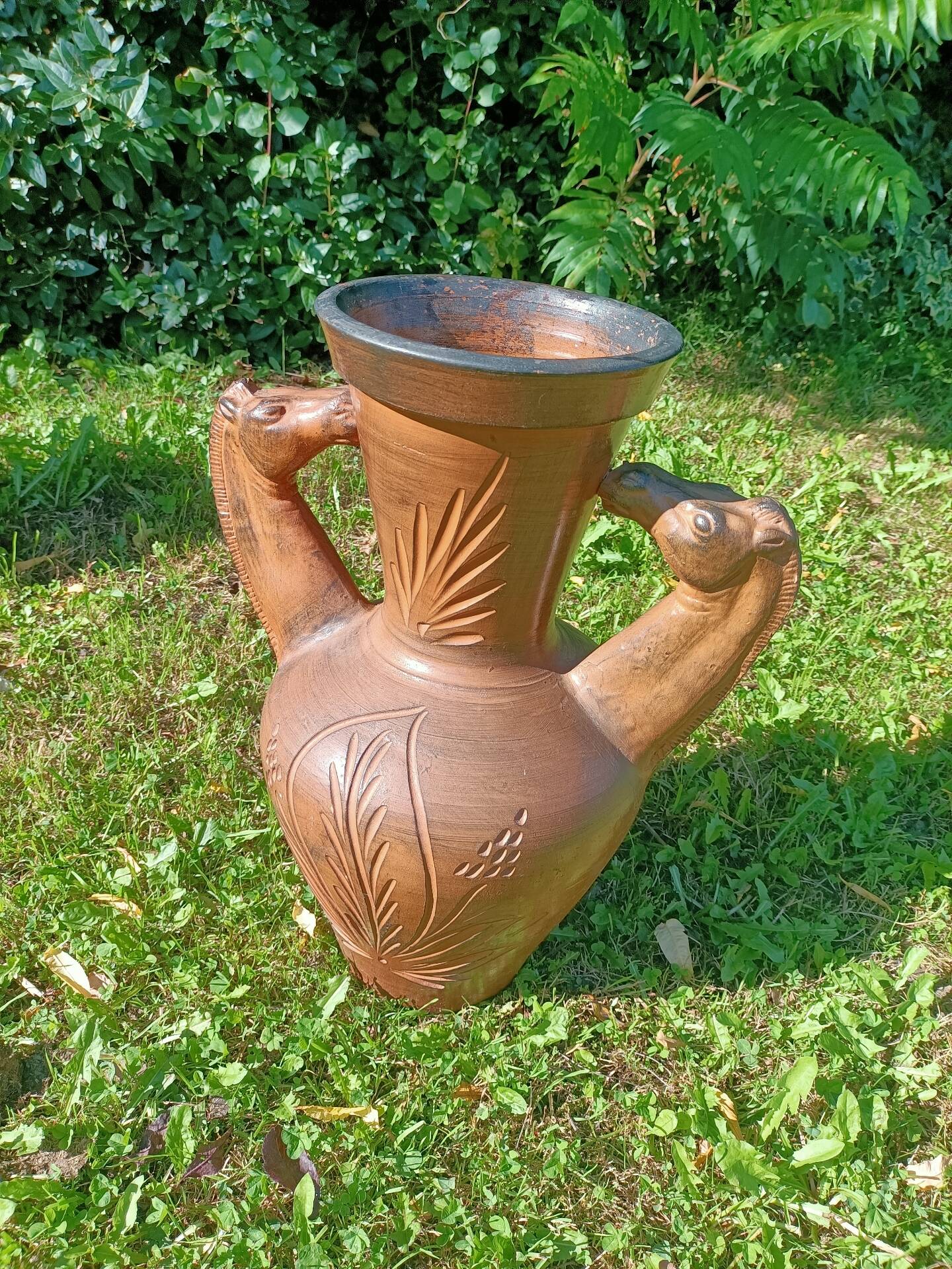 Large vase/jar Horses