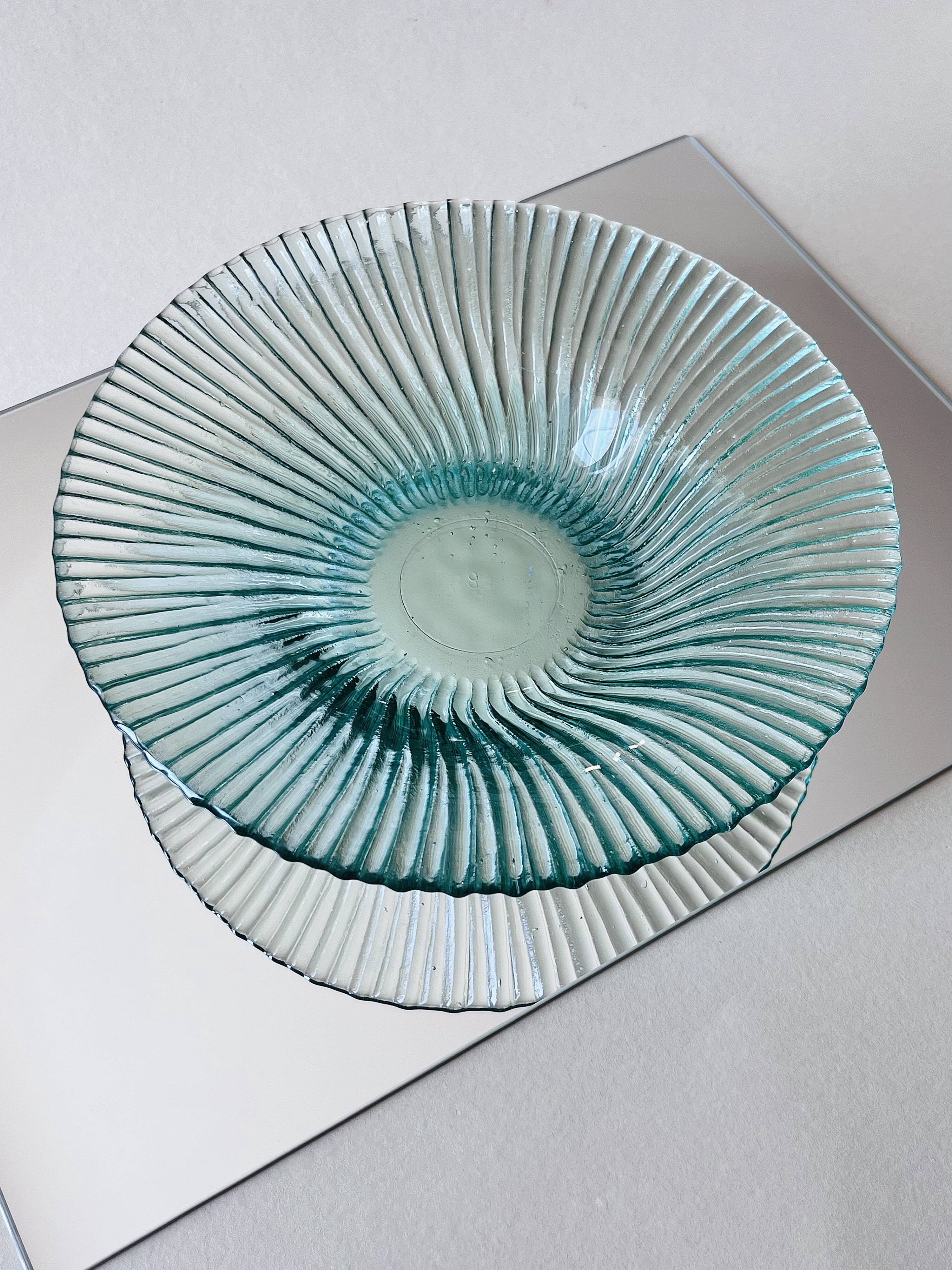 Coupe en verre recyclé ondulé