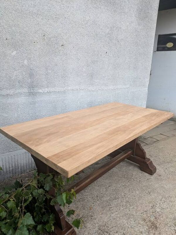 Table de style monastère