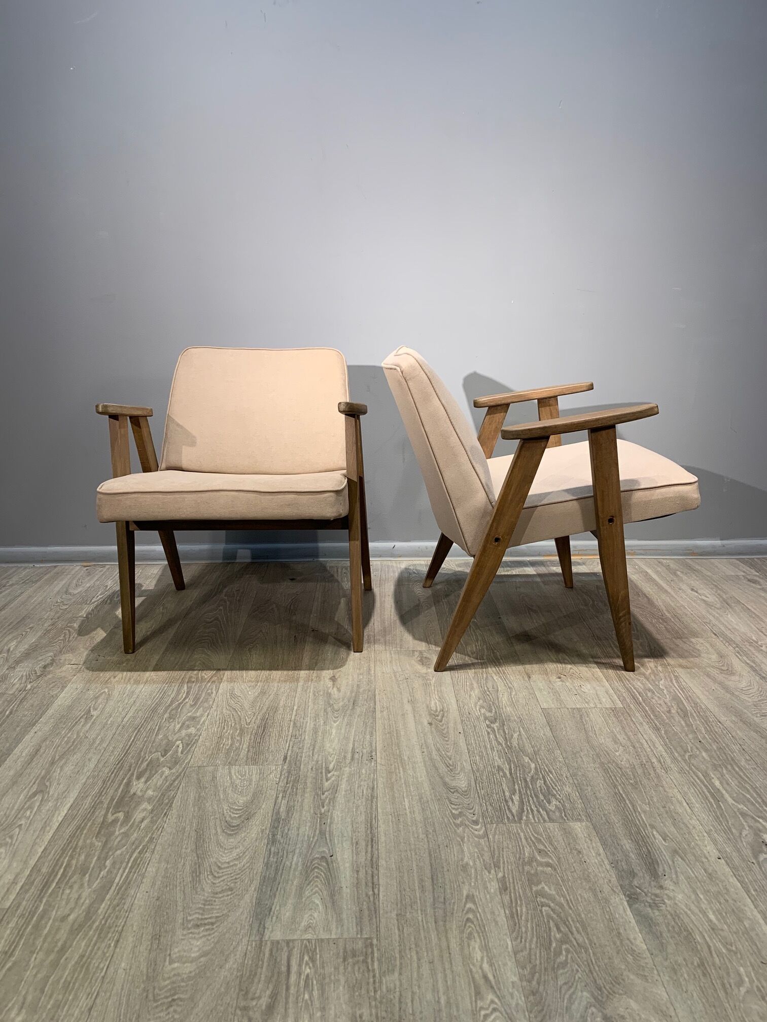 Paire de fauteuils 366, conçus par J. Chierowski