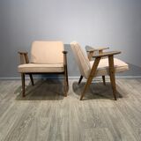 Paire de fauteuils 366, conçus par J. Chierowski