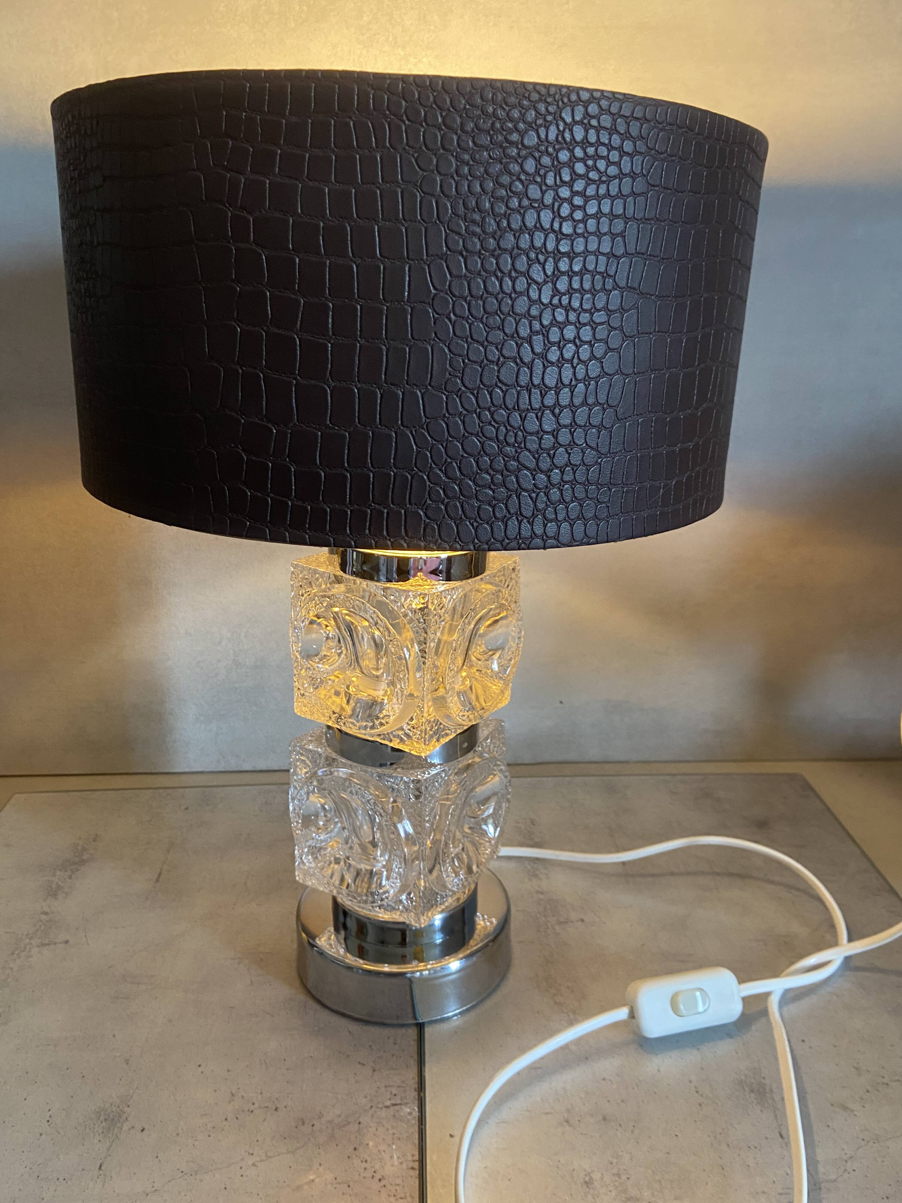 Lampe de table moderniste en verre texturé et chrome Peill & P