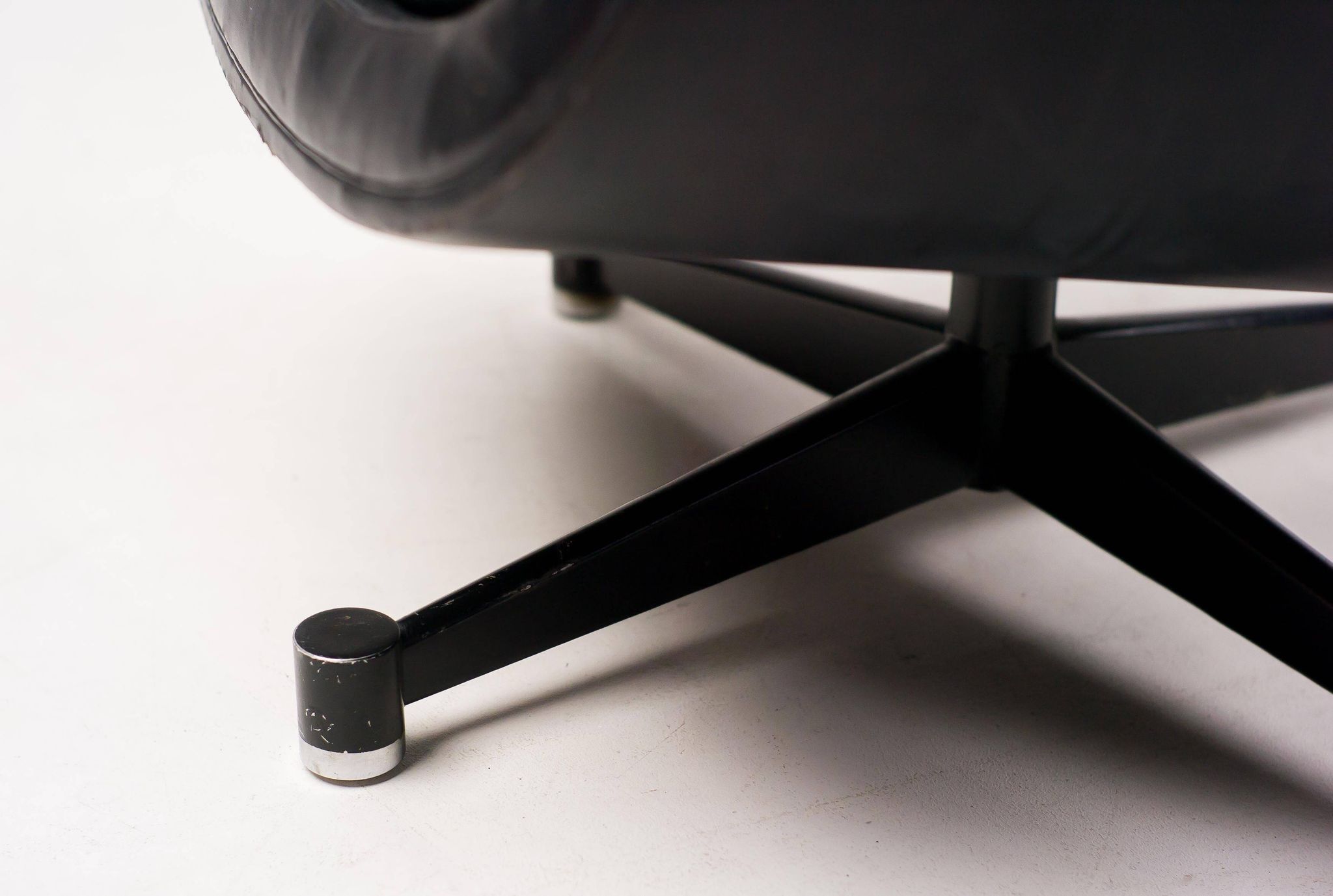 Black leather chaise longue by Olli Mannermaa for Finnart Ab, Finland, 1970