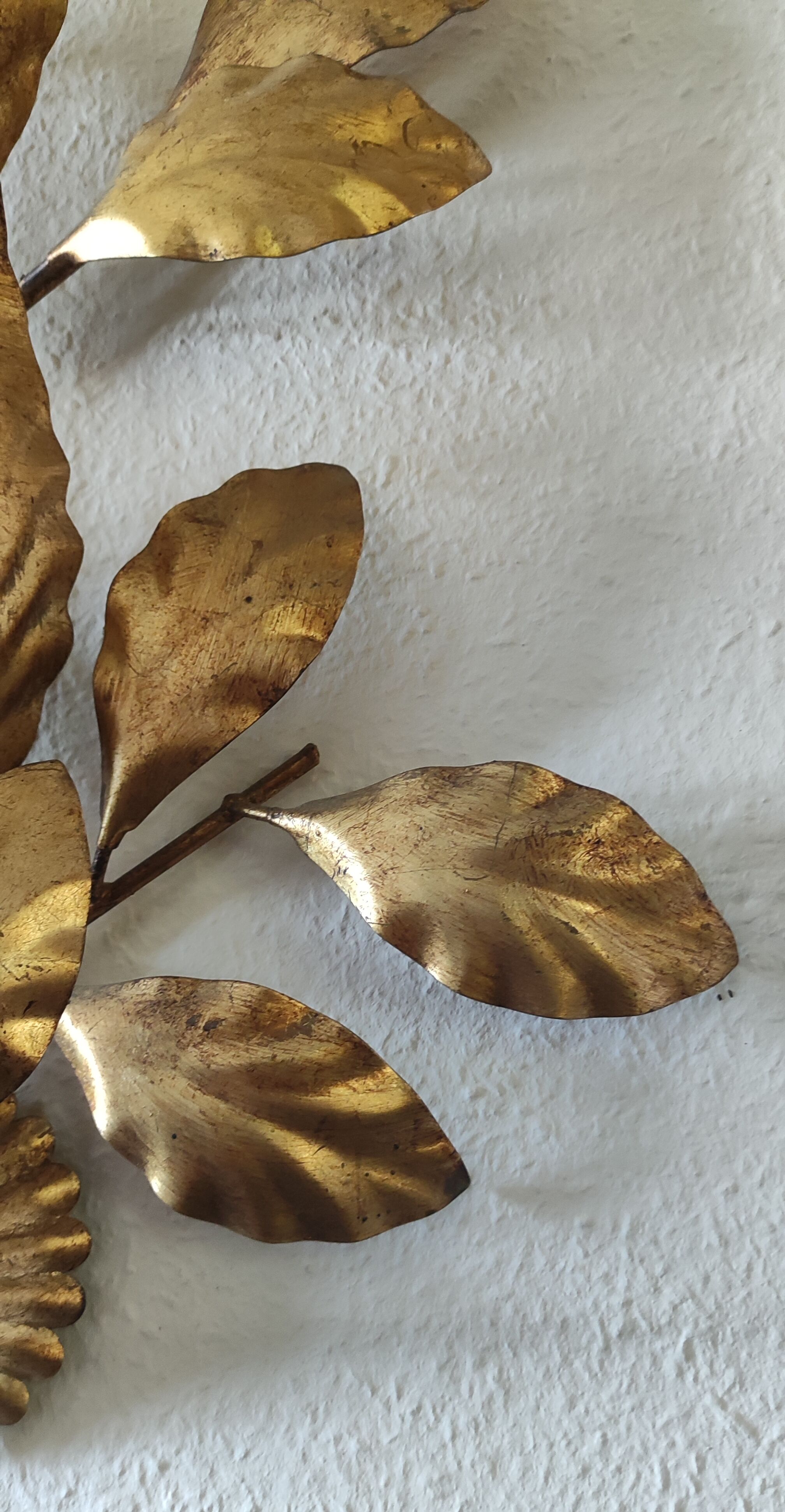 Design wall lamp in gold metal