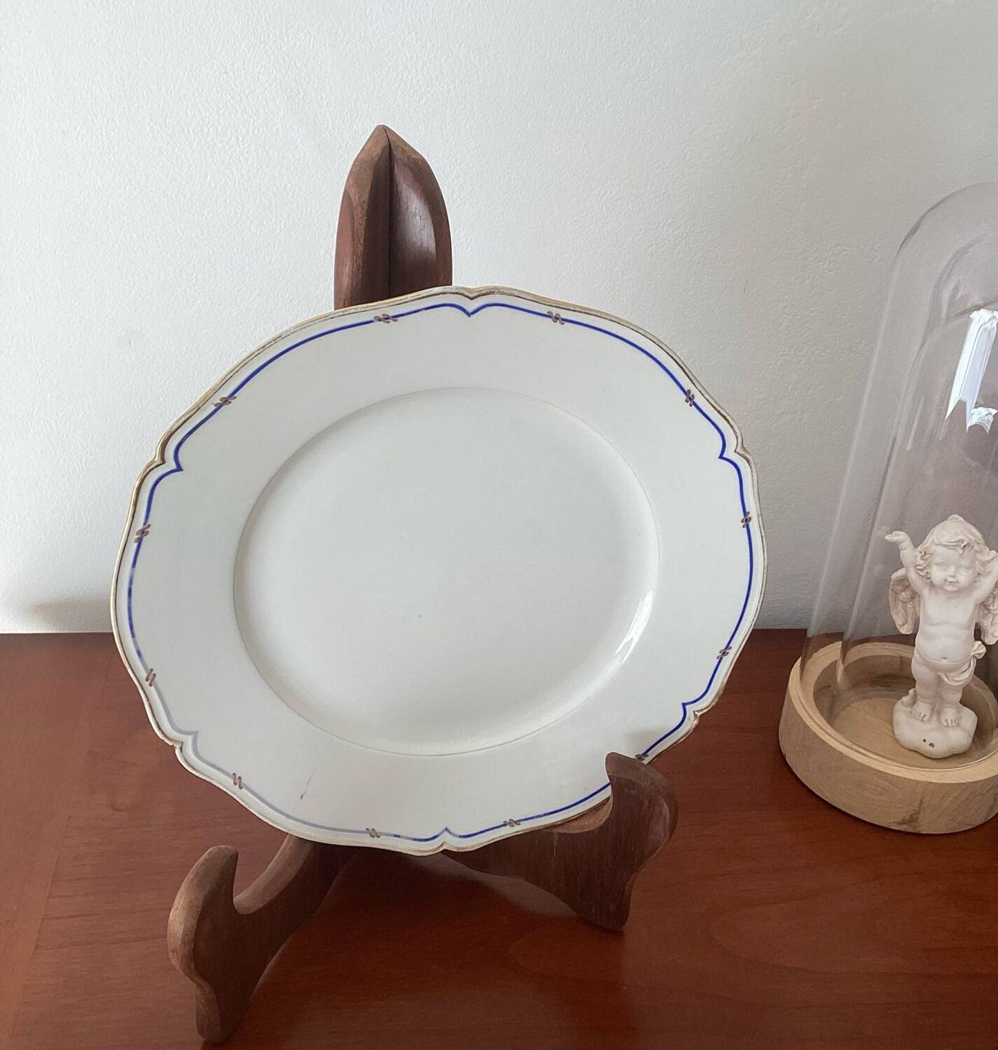 Dish on porcelain pedestal E. BOURGEOIS