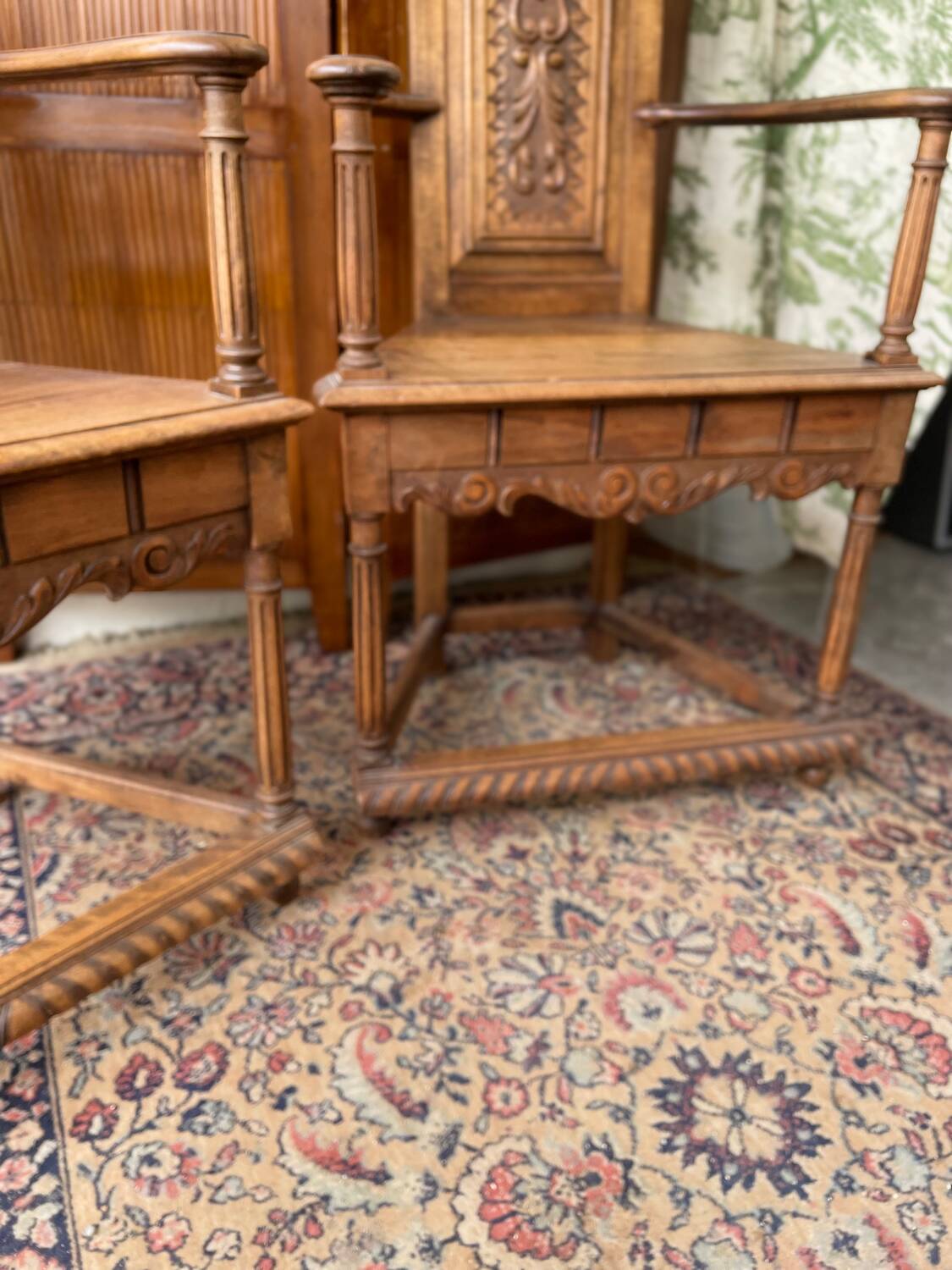 Paire de fauteuils sculptés en noyer de style Renaissance