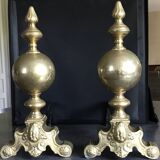 Paire de chenets en laiton et fonte, décor de marmousets, style louis xiv