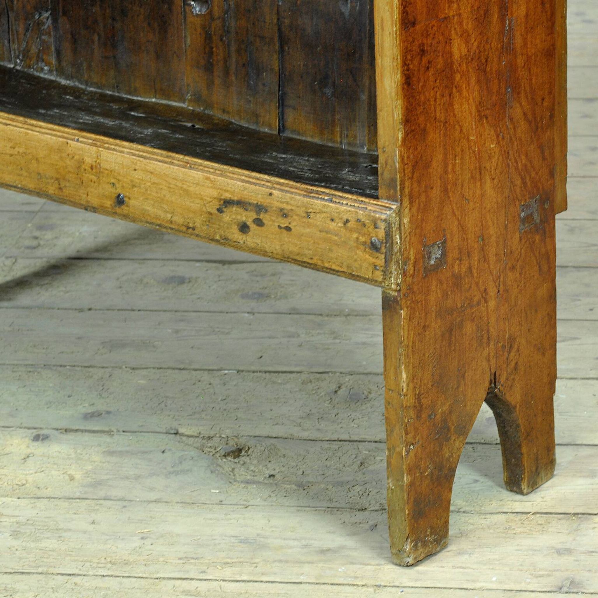 Cabinet en châtaignier espagnol, vers 1800