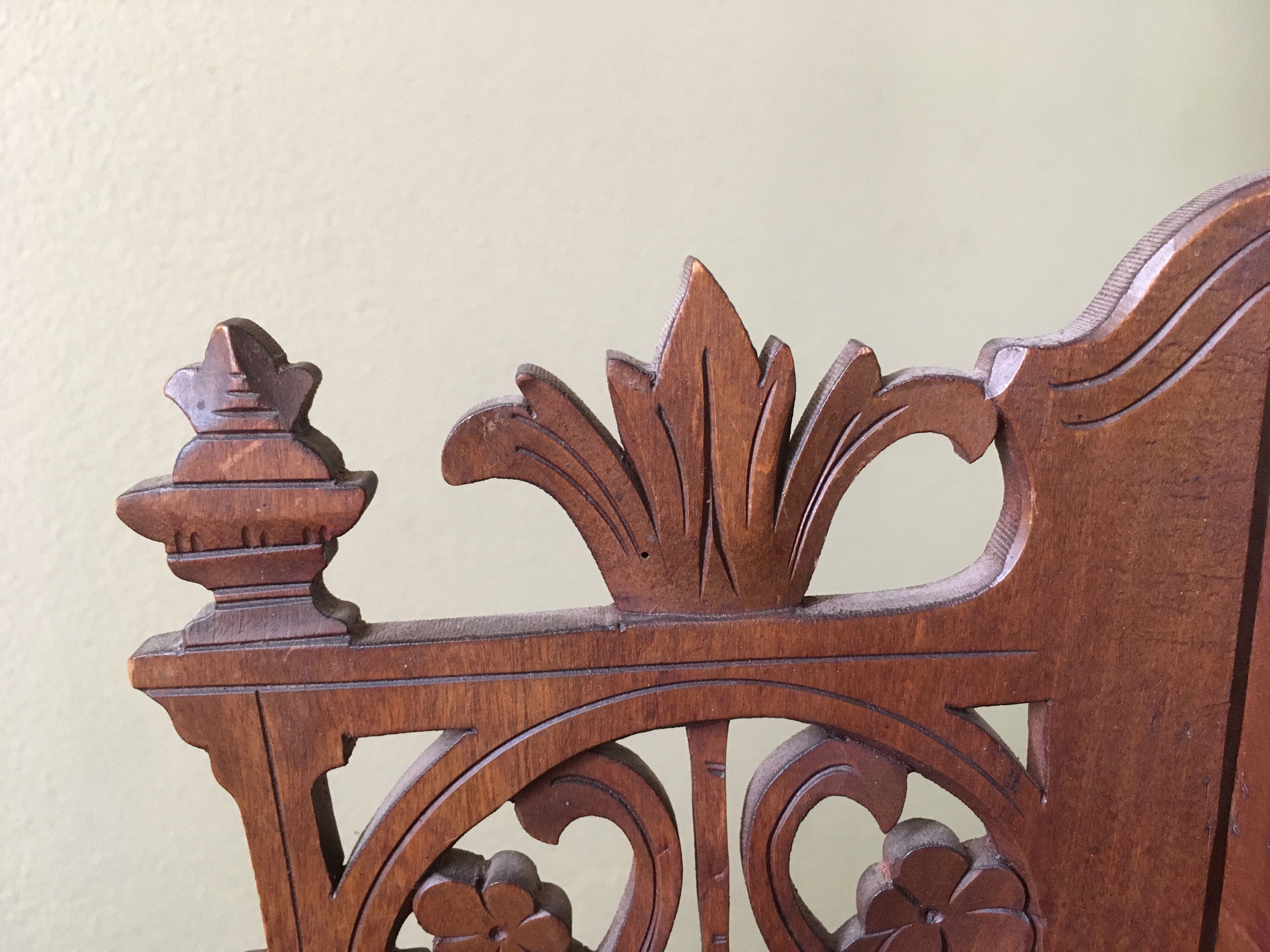Small corner shelf in solid wood singable foldable art nouveau