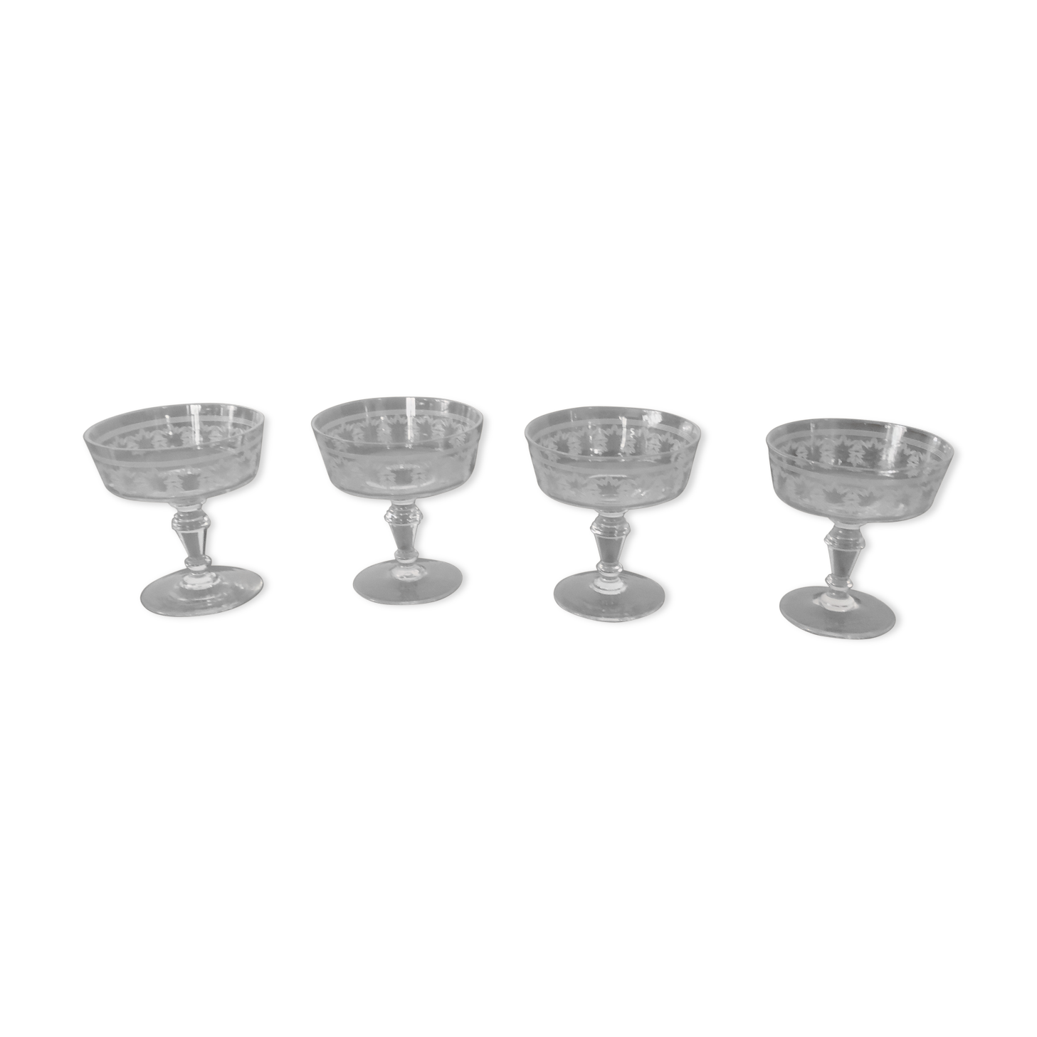 Set de 4 coupes a champagne en cristal gravé verre ancien