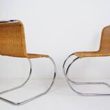 Paire de chaises cantilever en chrome et osier Style Mies Van der Roye