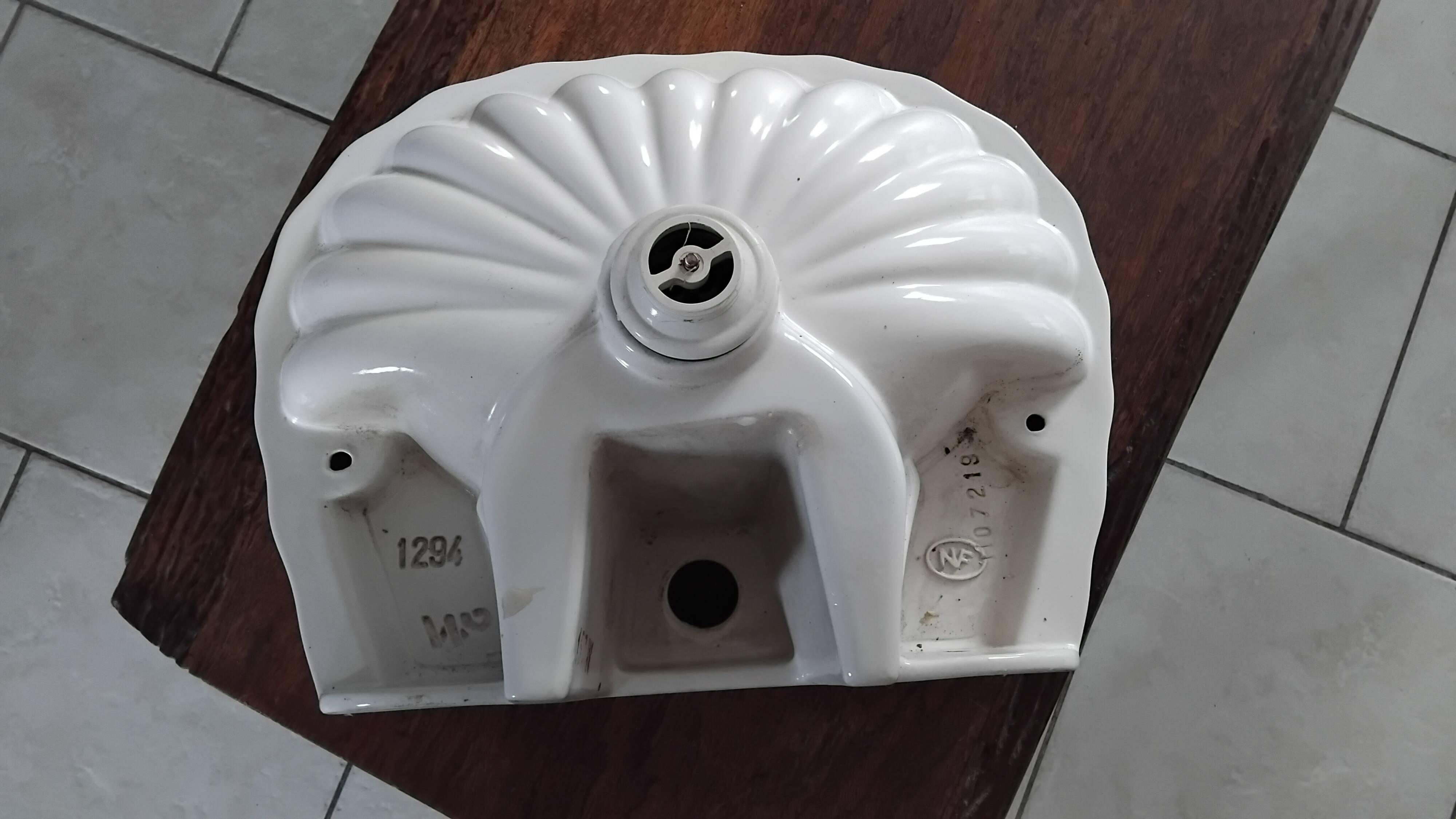 Ceramic seashell-shaped washbasin