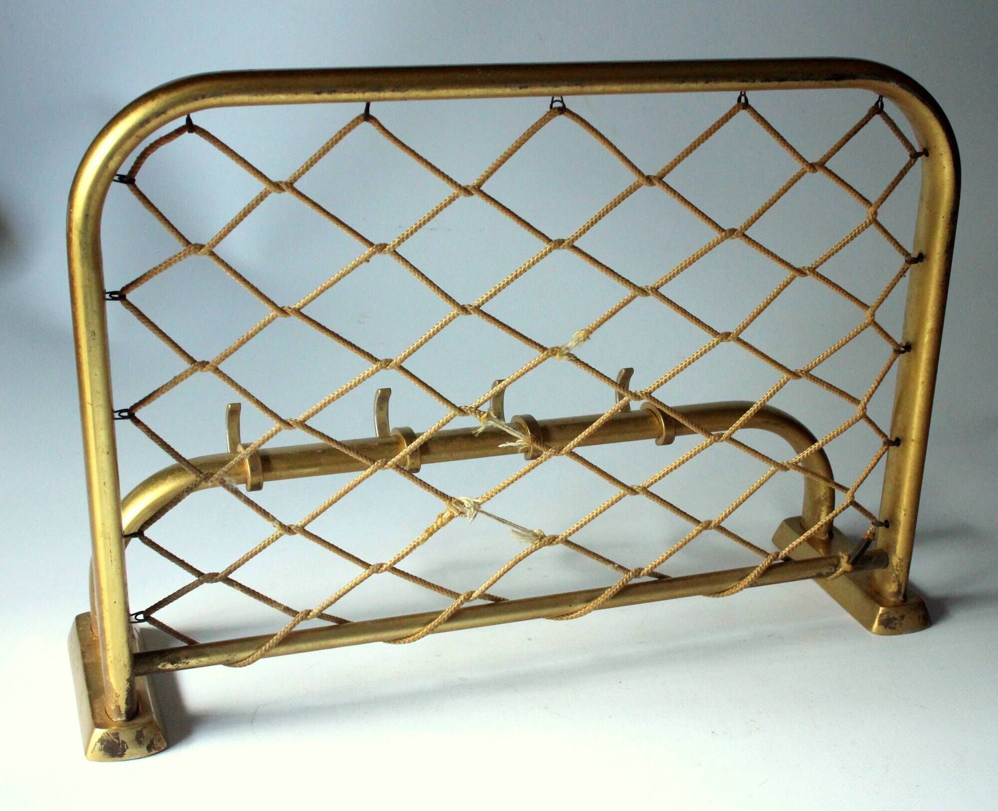 Porte-manteau mural en aluminium de couleur dorée avec étagère