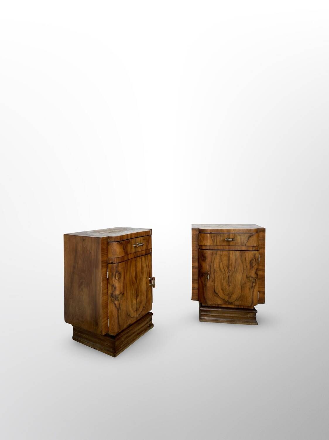 Tables de chevet Art déco italiennes en ronce de noyer, années 1930.