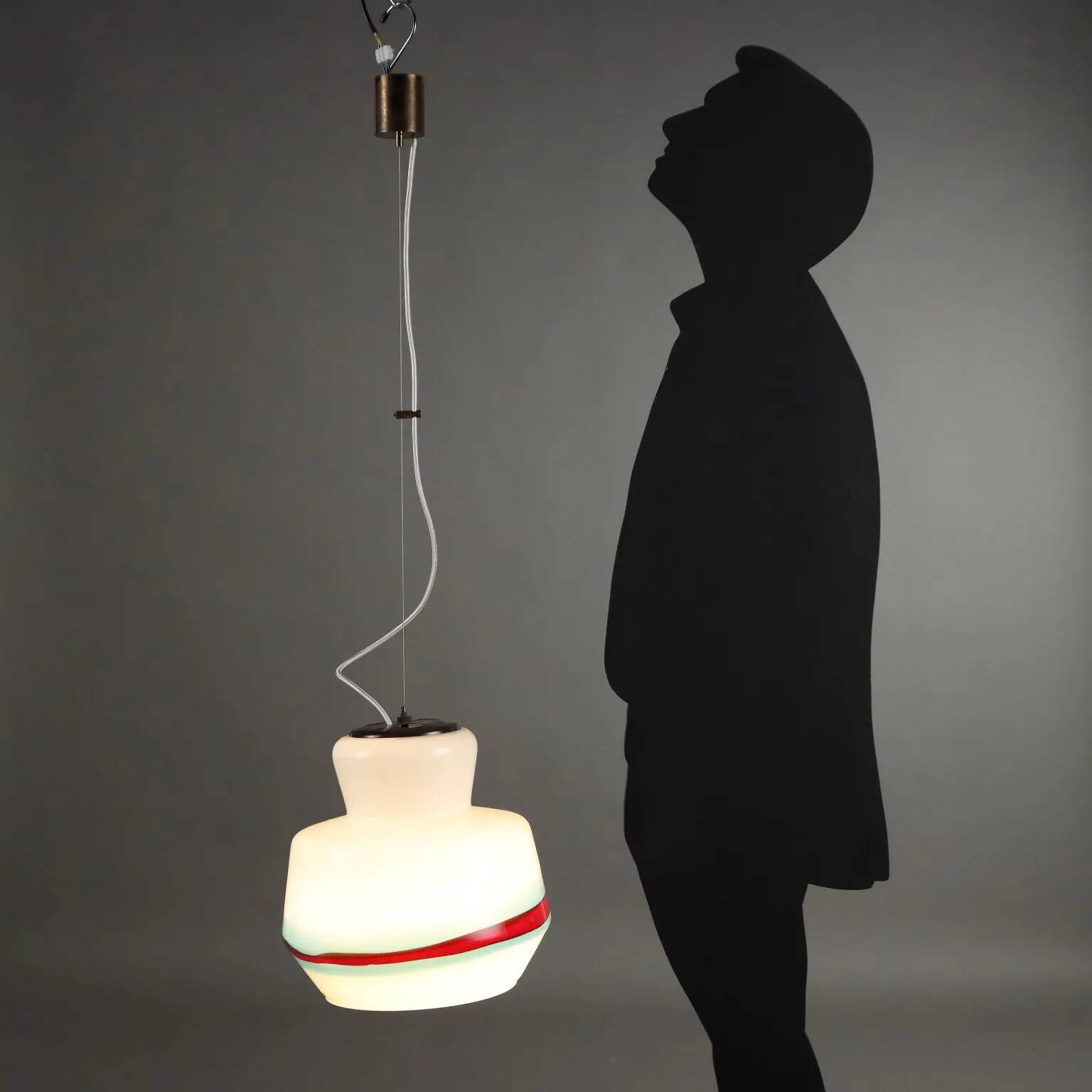 Suspension vintage en verre opalin et laiton, Italie, années 1960