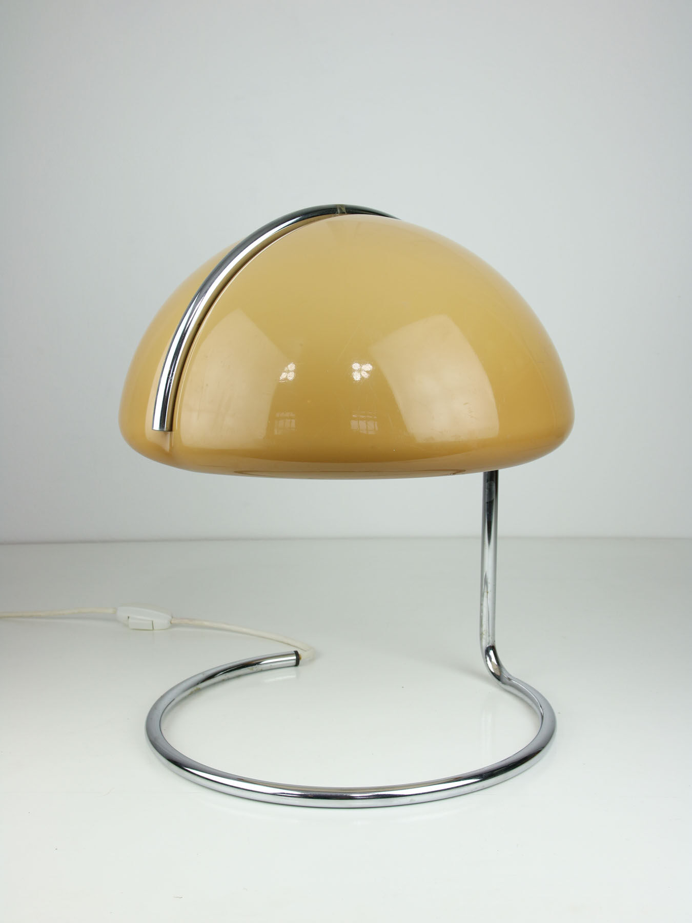 Italian Conchiglia lamp from Guzzini