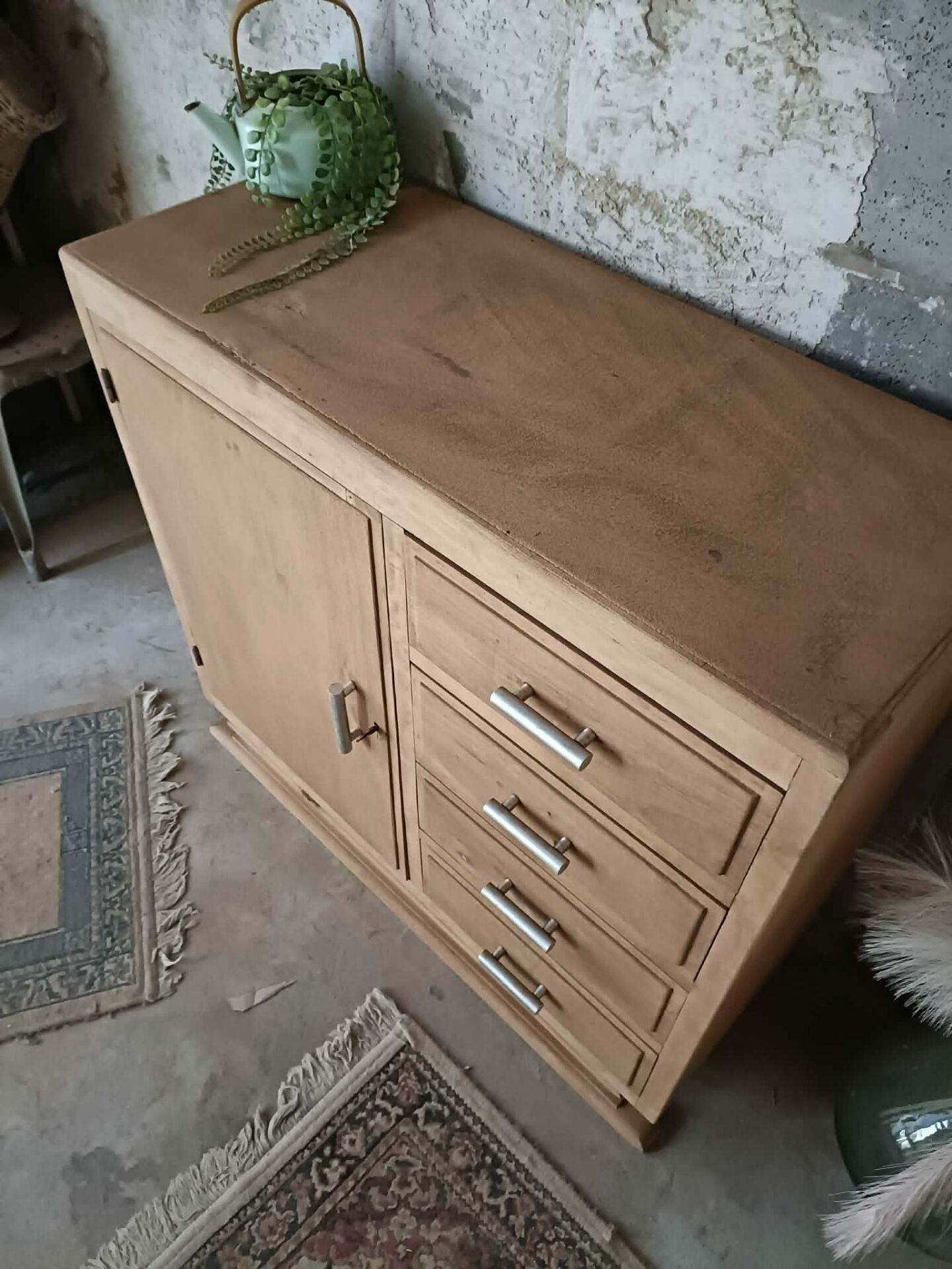 Chest of drawers
