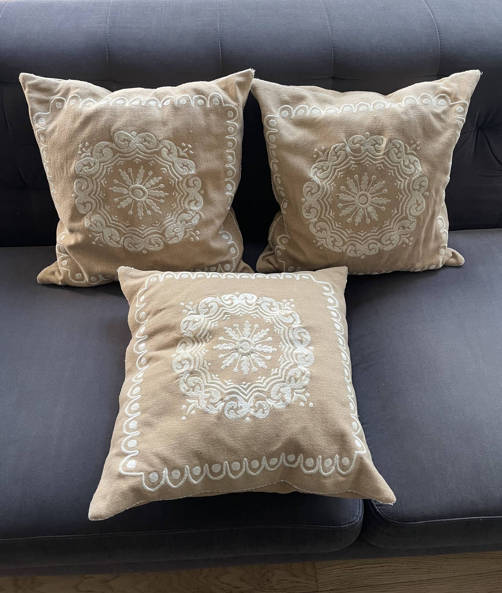 Coussin Pierre Frey Paris 40x40 laine brodée – garnissage plumes