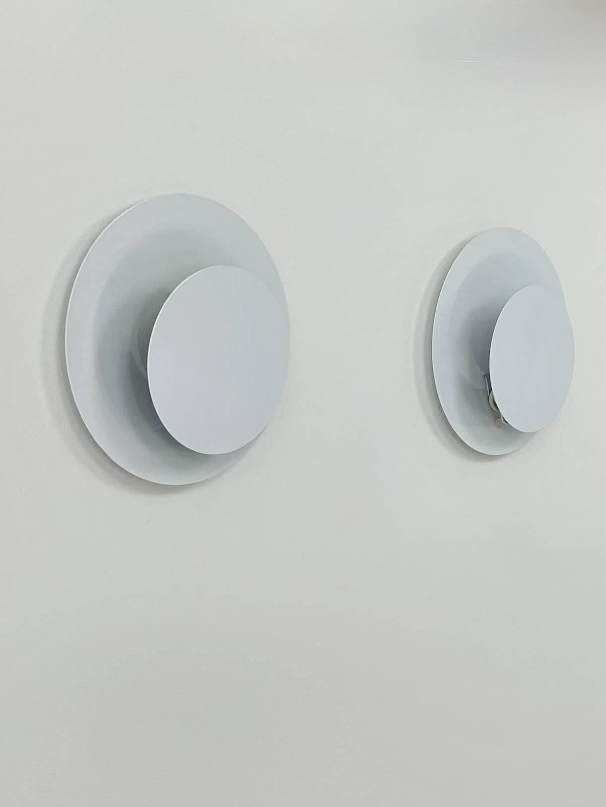 Paire d'appliques vintage, métal laqué blanc, Suède, 1970