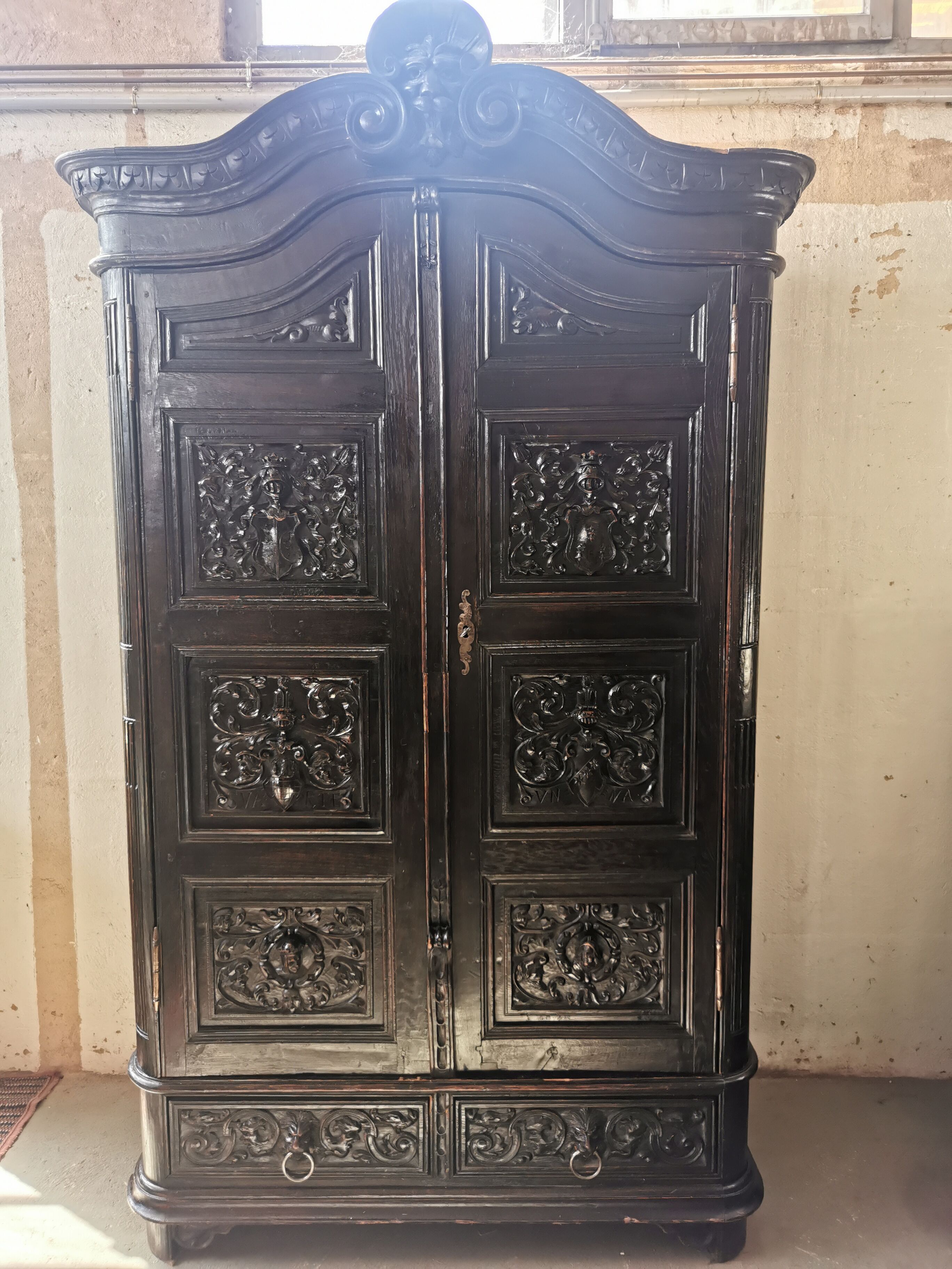 Baroque cabinet in carved wood late nineteenth century