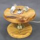 Lampe de table en laiton restaurée des années 1940 avec base en bois et abat-jour en verre