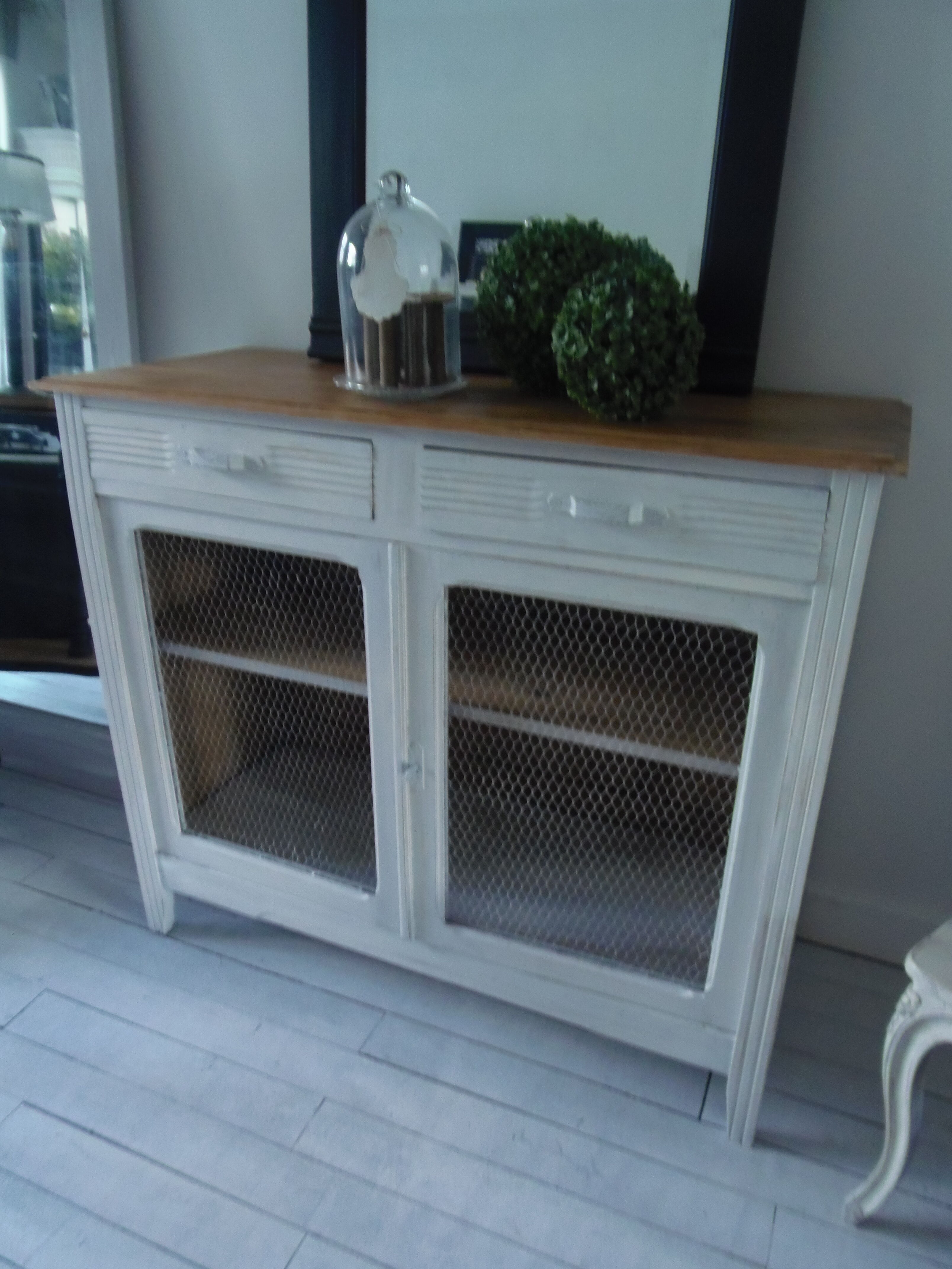 Buffet vintage patiné gris perle blanc poudré à portes grillagées