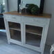 Buffet vintage patiné gris perle blanc poudré à portes grillagées