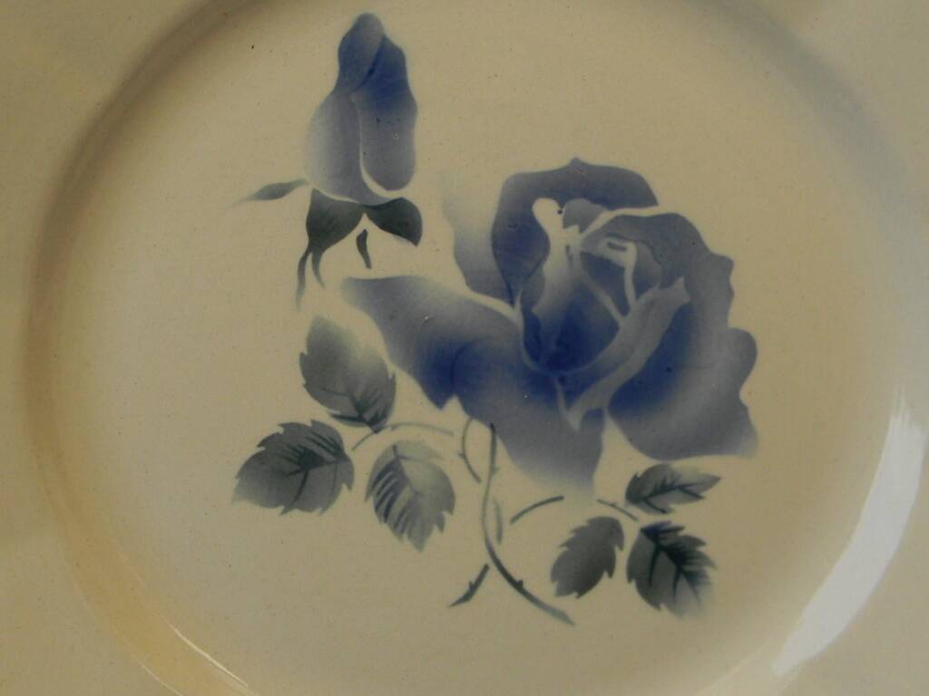 6 flat plates in Digoin Sarreguemines earthenware. Blue rose decoration.