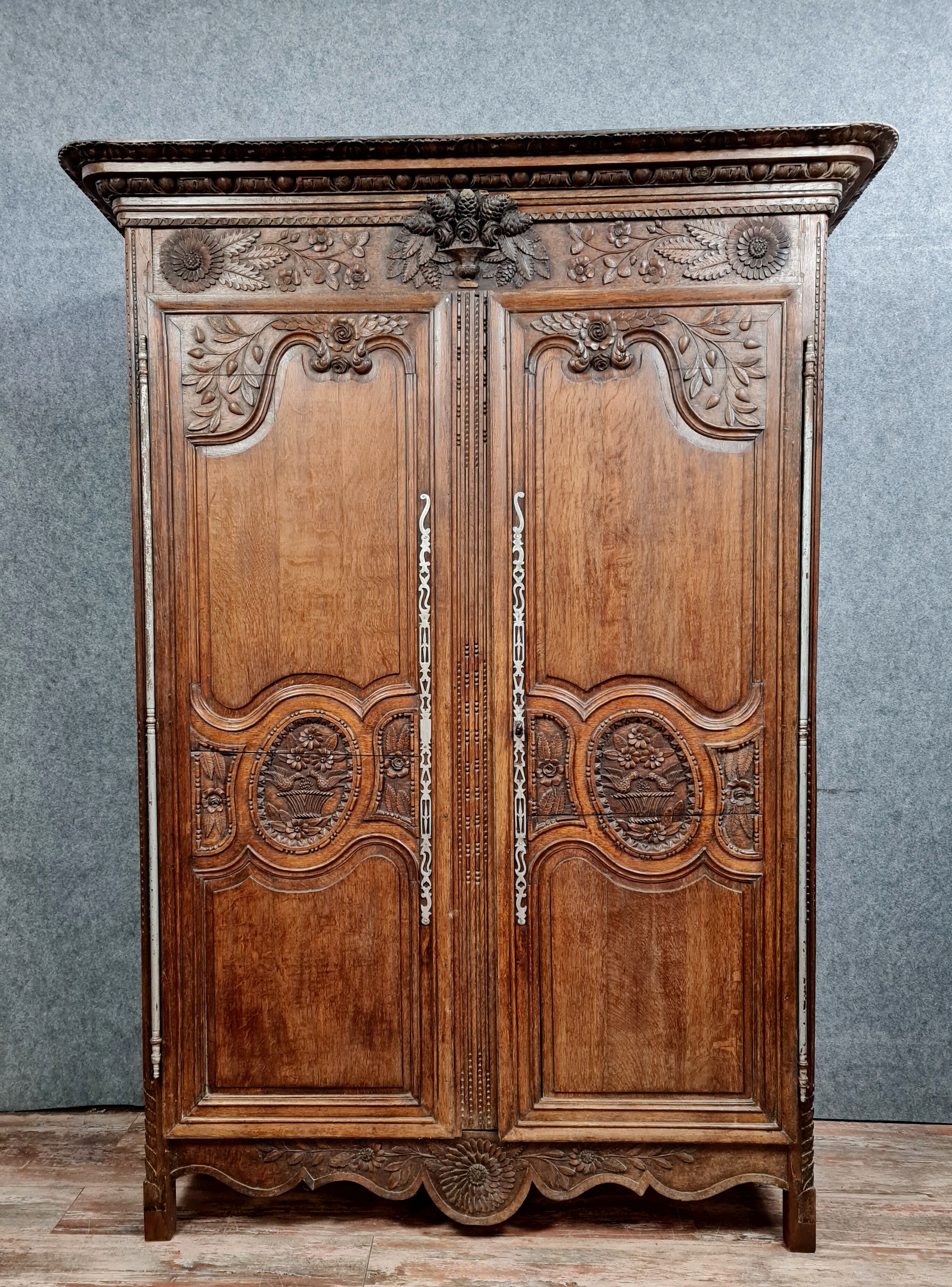 Armoire de mariage Normande de Vire en chêne maillé dit merrain époque