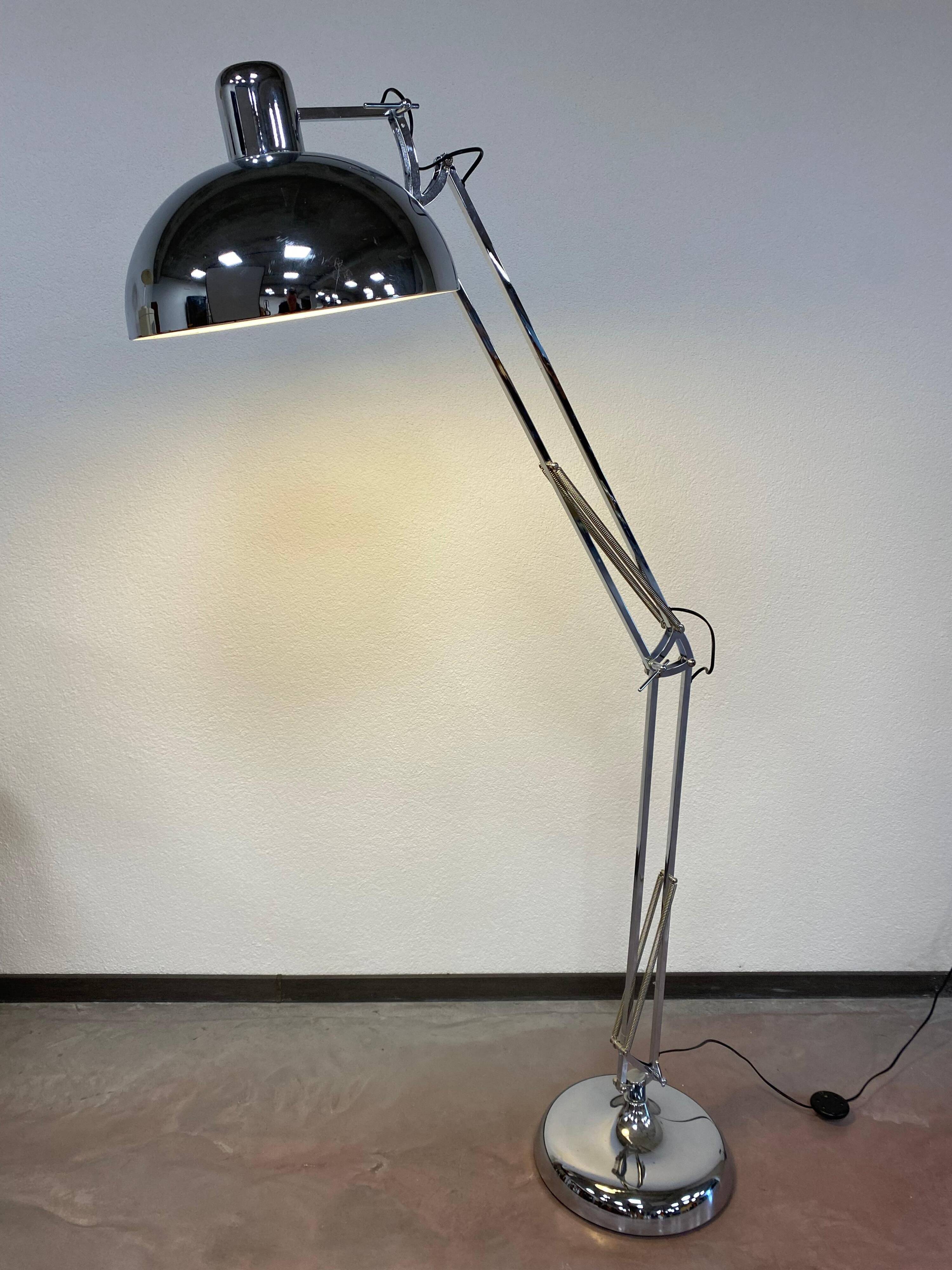 Lampe sur pied en chrome de style industriel