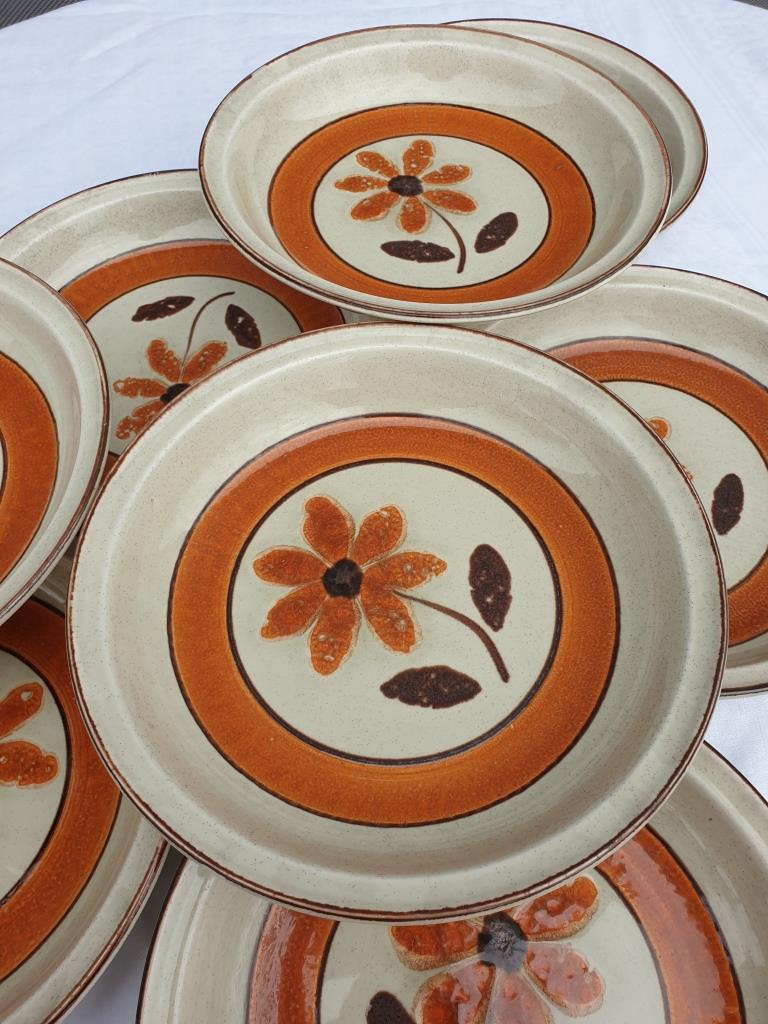 Set 11 plates 1970 Revernay Sarreguemines orange and brown on sandstone background