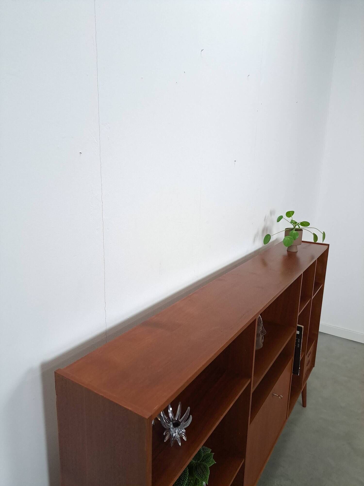 Deens teak brede LP kast met planken, lades en bar met spiegel