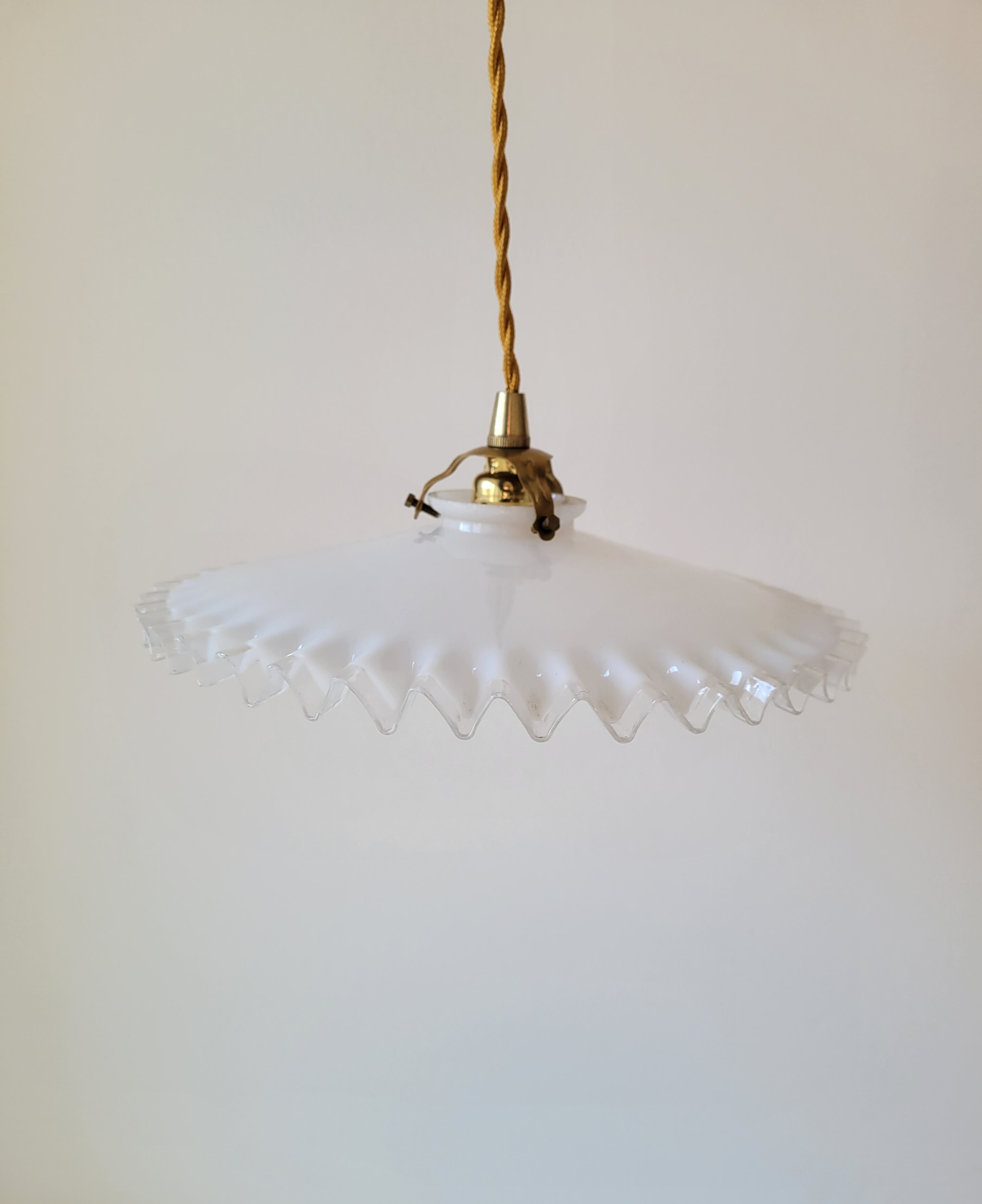 Serrated opaline suspension