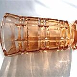 Vase rose en verre taillé