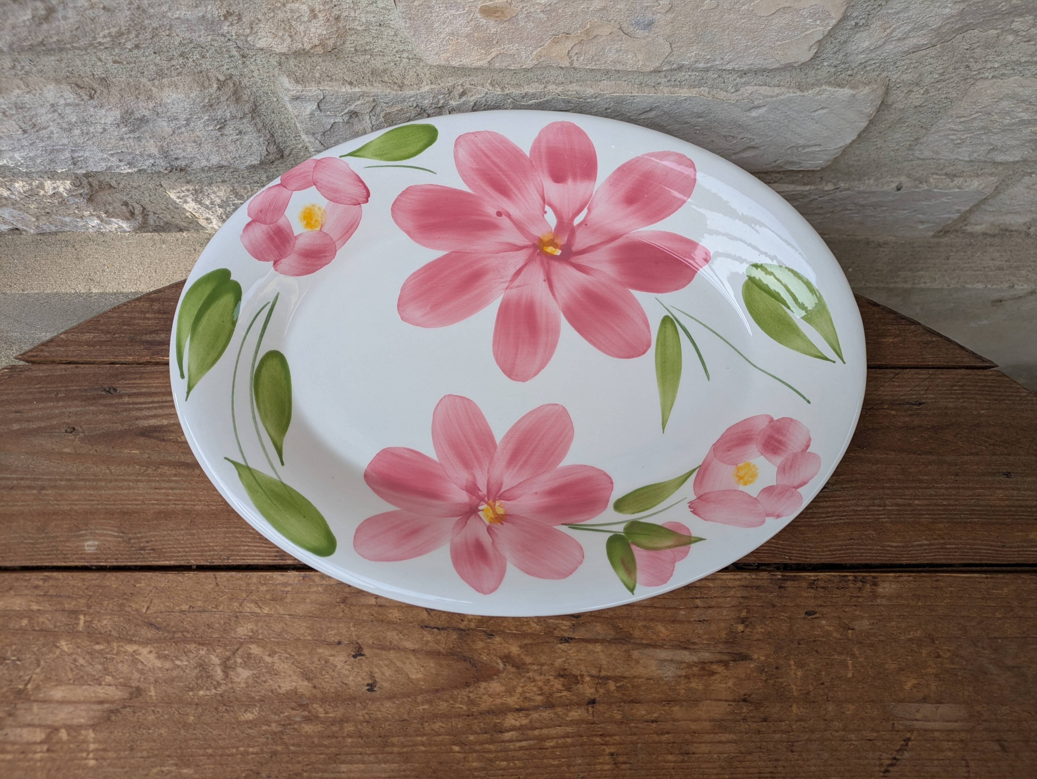 Oval serving dish with hand-painted pink flowers in San Marciano ceramic.