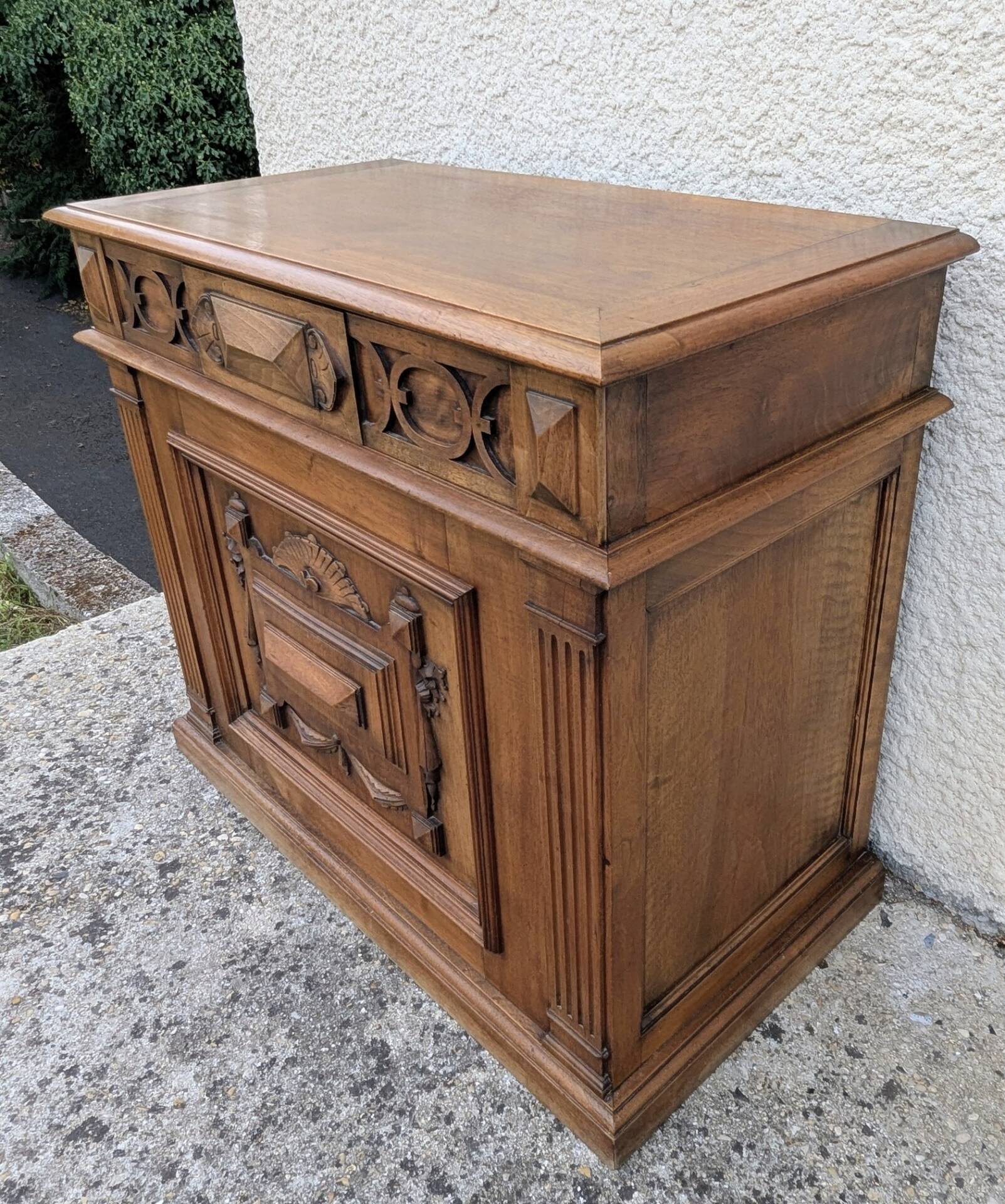 Coffre de rangement en noyer massif style Renaissance