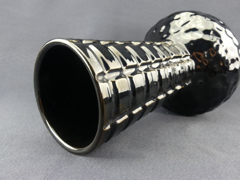 The Foulon, vase with iridescent black cover